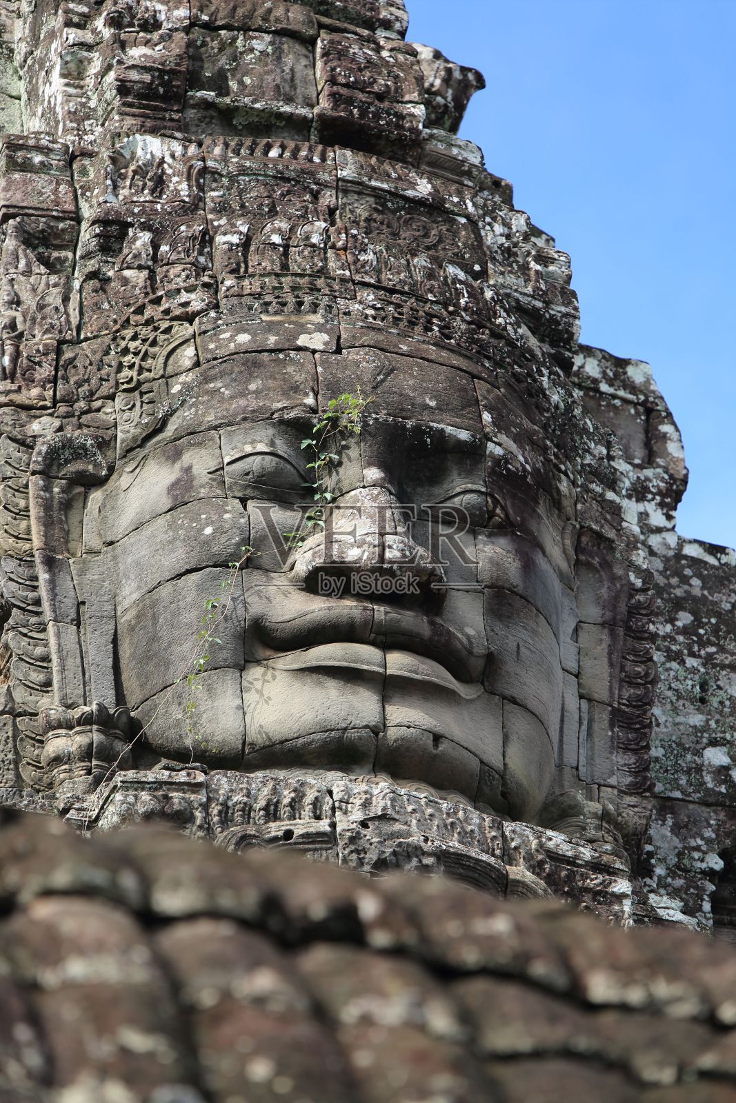 古色古香的雕像庄严地矗立在柬埔寨吴哥窟寺庙群中照片摄影图片