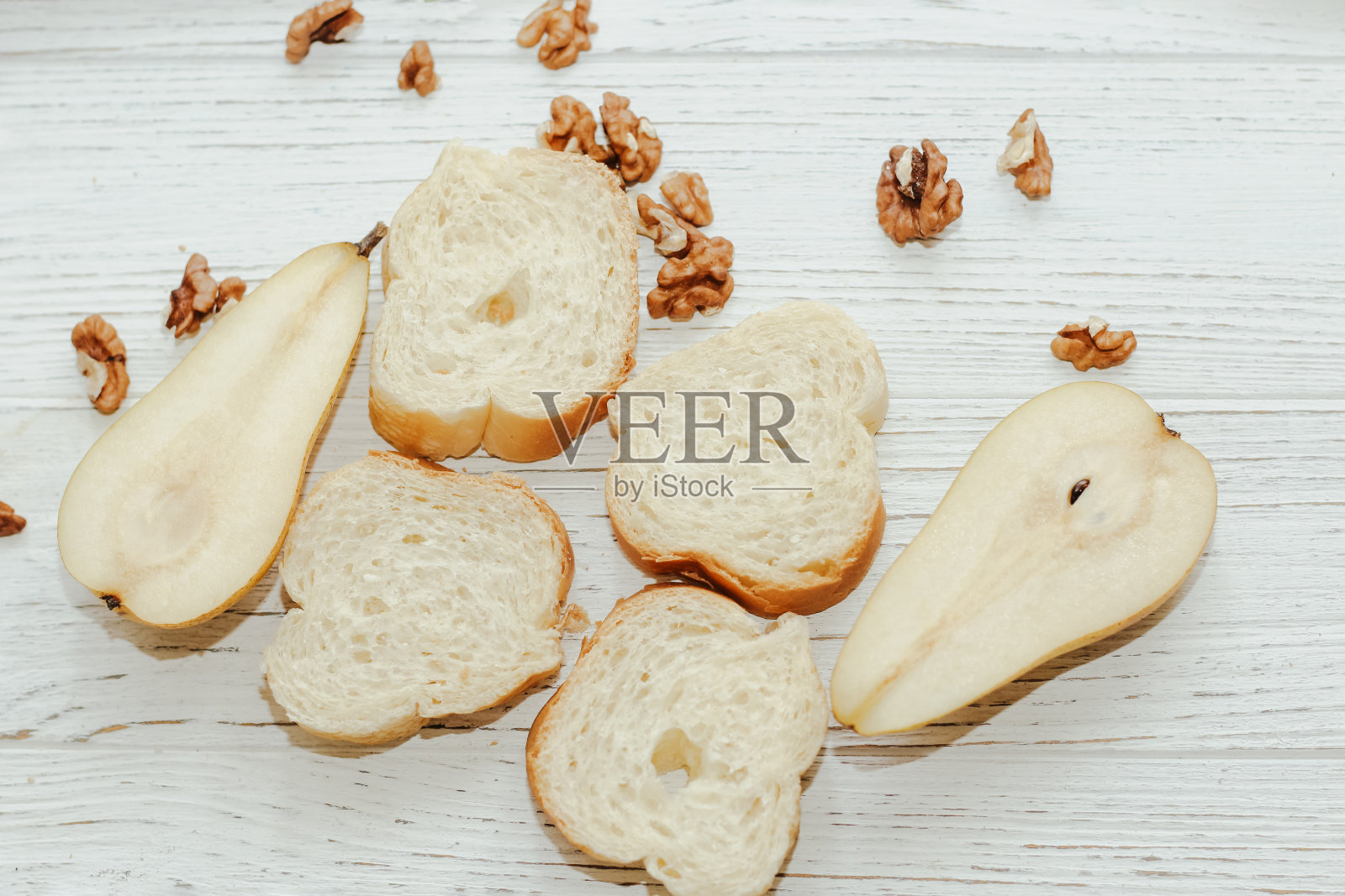 厨房桌子上的熟梨配烤坚果照片摄影图片