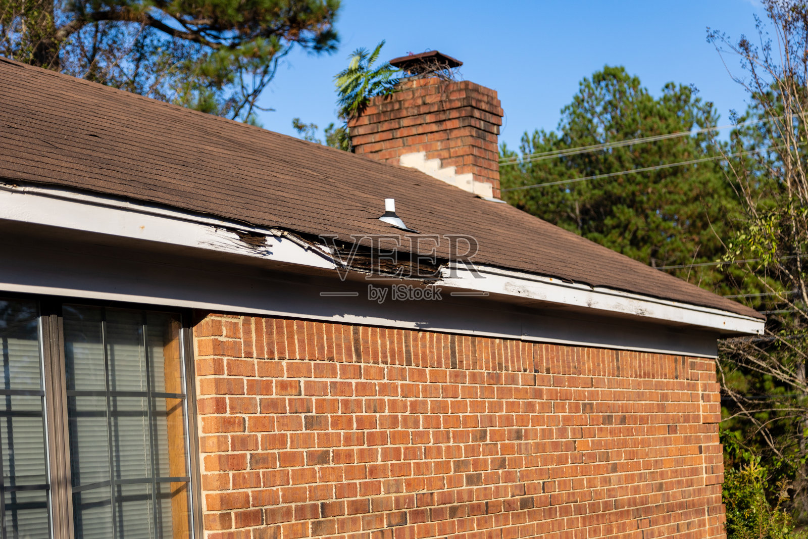筋膜板和屋顶因缺乏维护而损坏。照片摄影图片