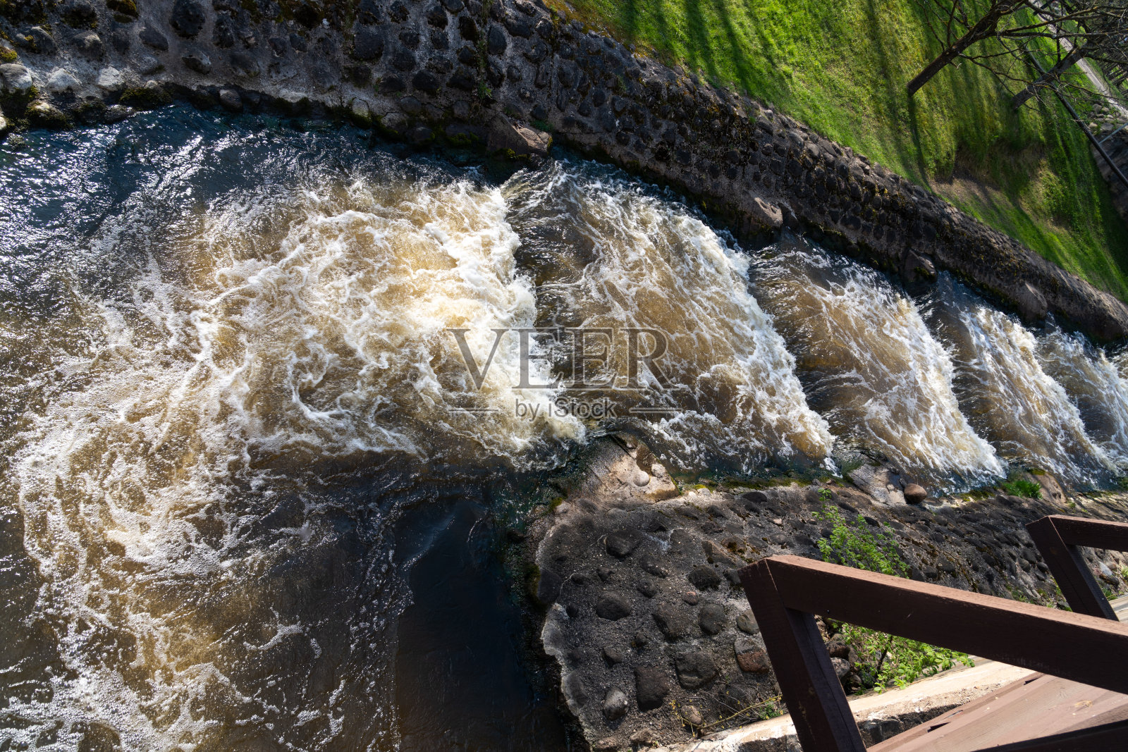 从老桥上看小河湍急的河水照片摄影图片