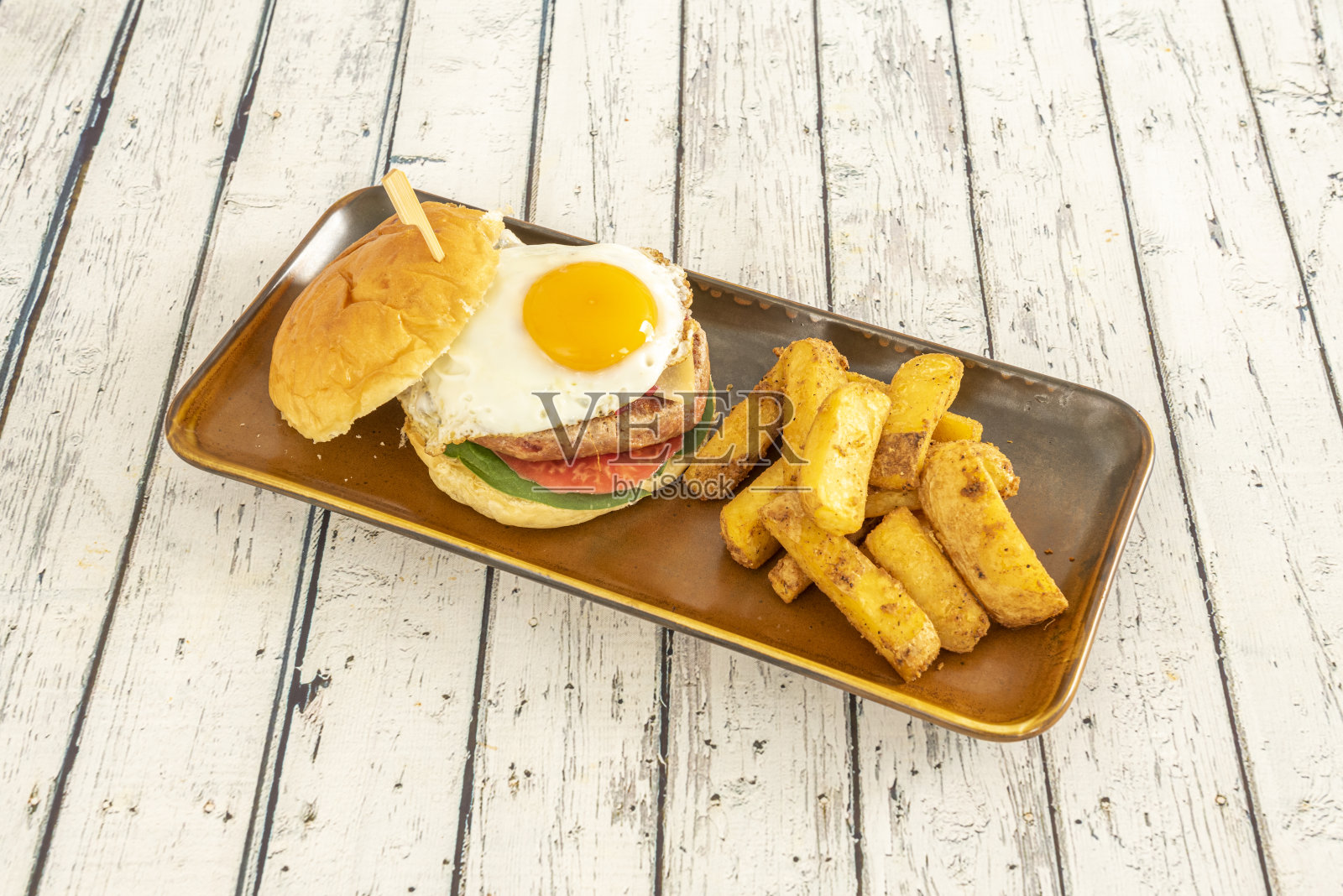 诱人的自制汉堡，配煎蛋和豪华薯条照片摄影图片