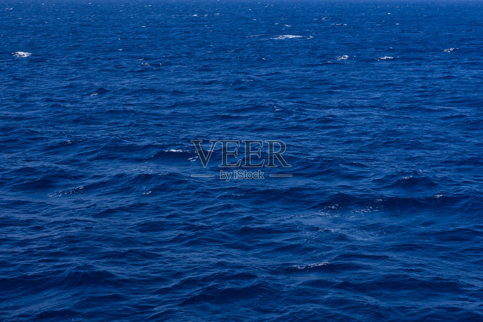 平静干净纯净的地中海海面上有许多细小的波浪和涟漪。复制空间背景。照片摄影图片