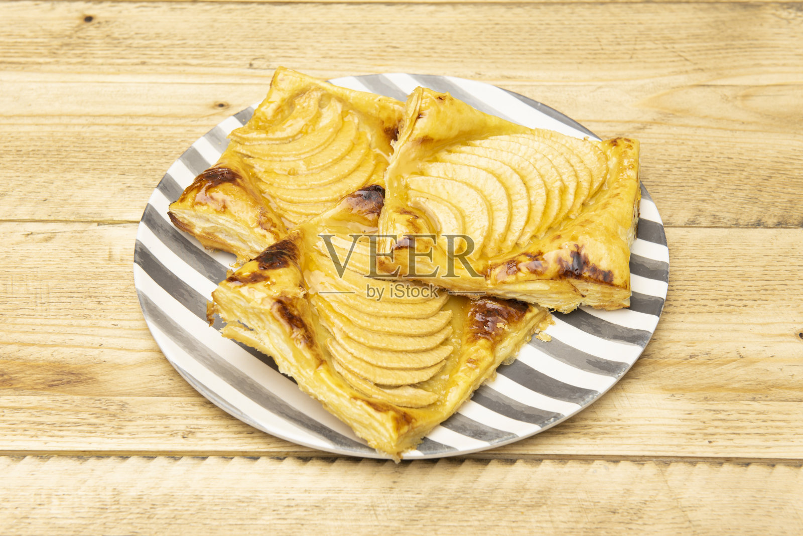 木桌上有美味的苹果馅饼和焦糖照片摄影图片