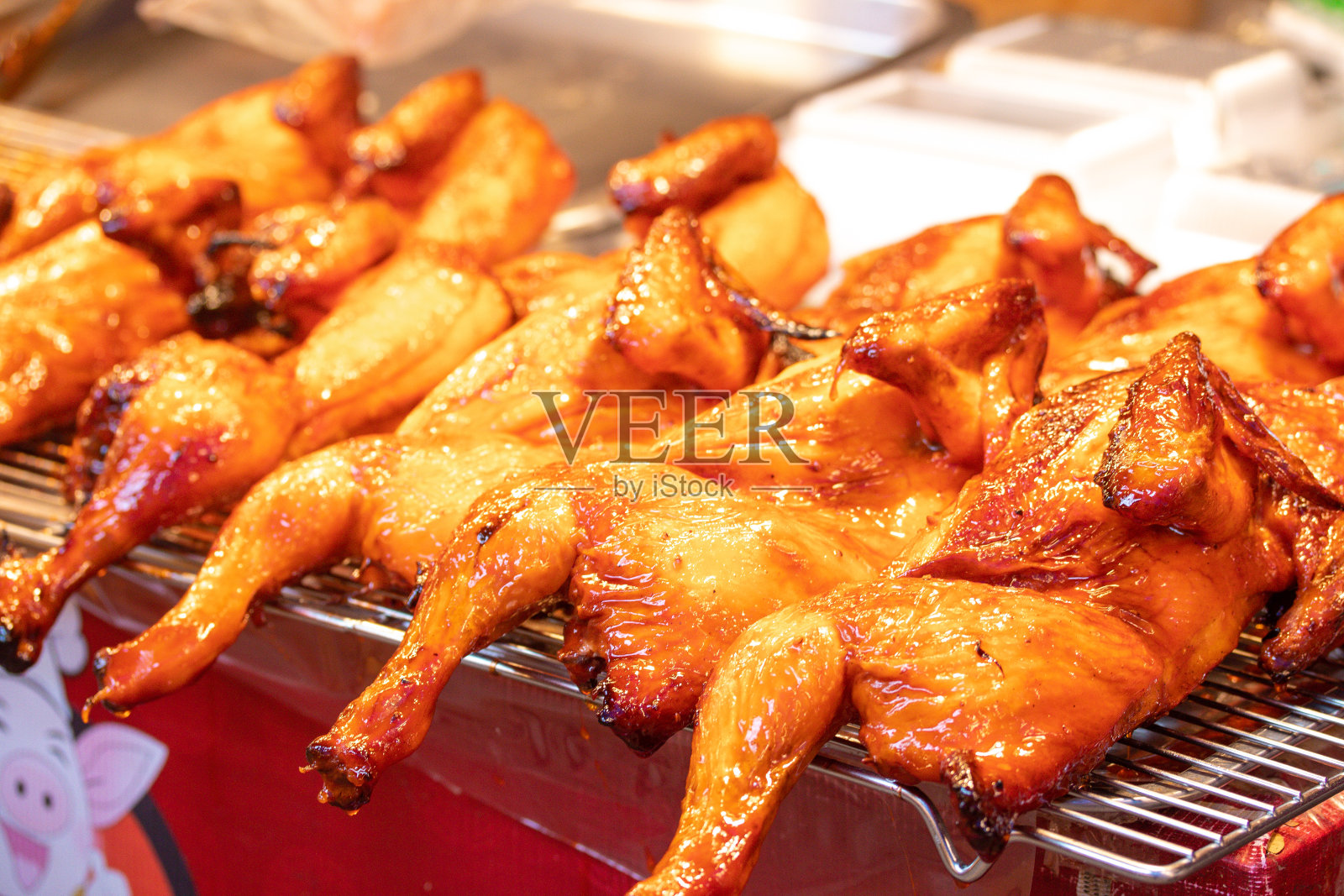 桌上烤架上的烤鸡照片摄影图片