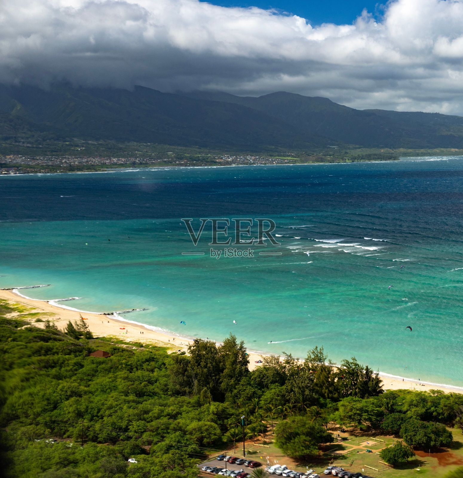 热带海滩的鸟瞰图，清澈碧绿的海水照片摄影图片