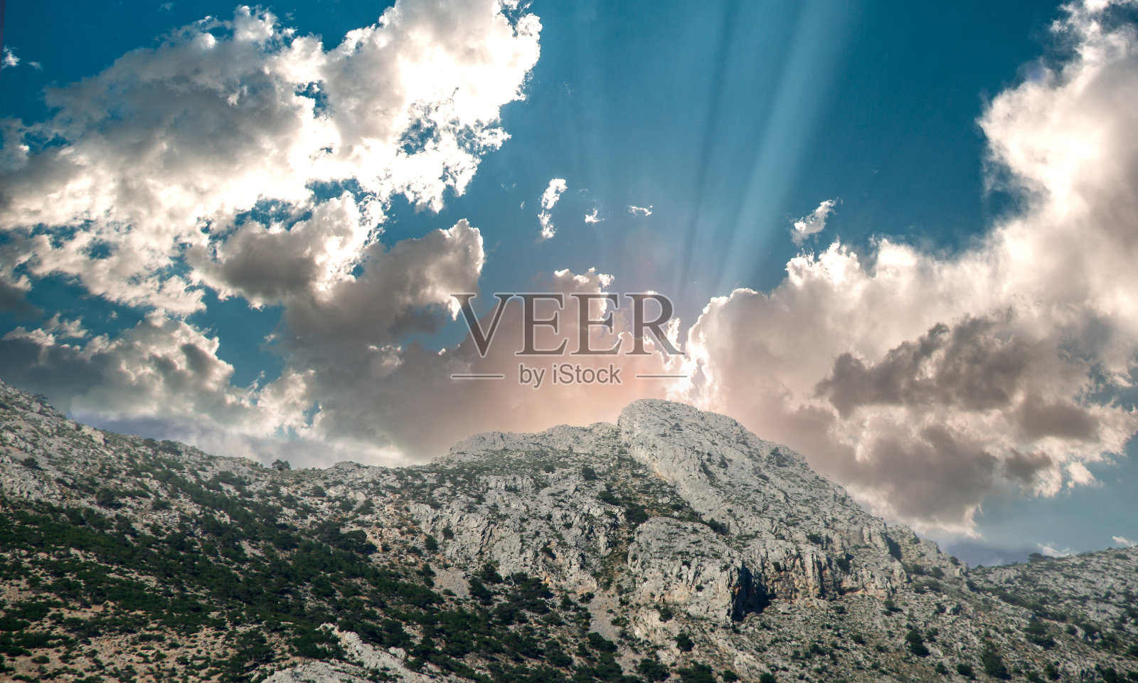 云和阳光在山上的景观照片摄影图片