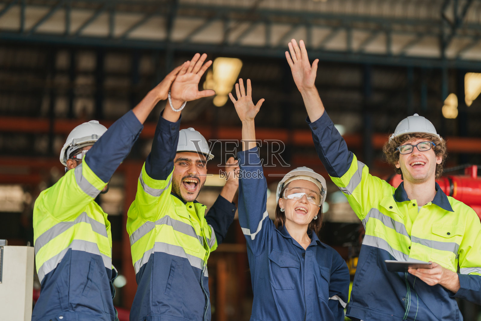 产业工程师与工厂工头团队在建筑工地进行技术作业照片摄影图片