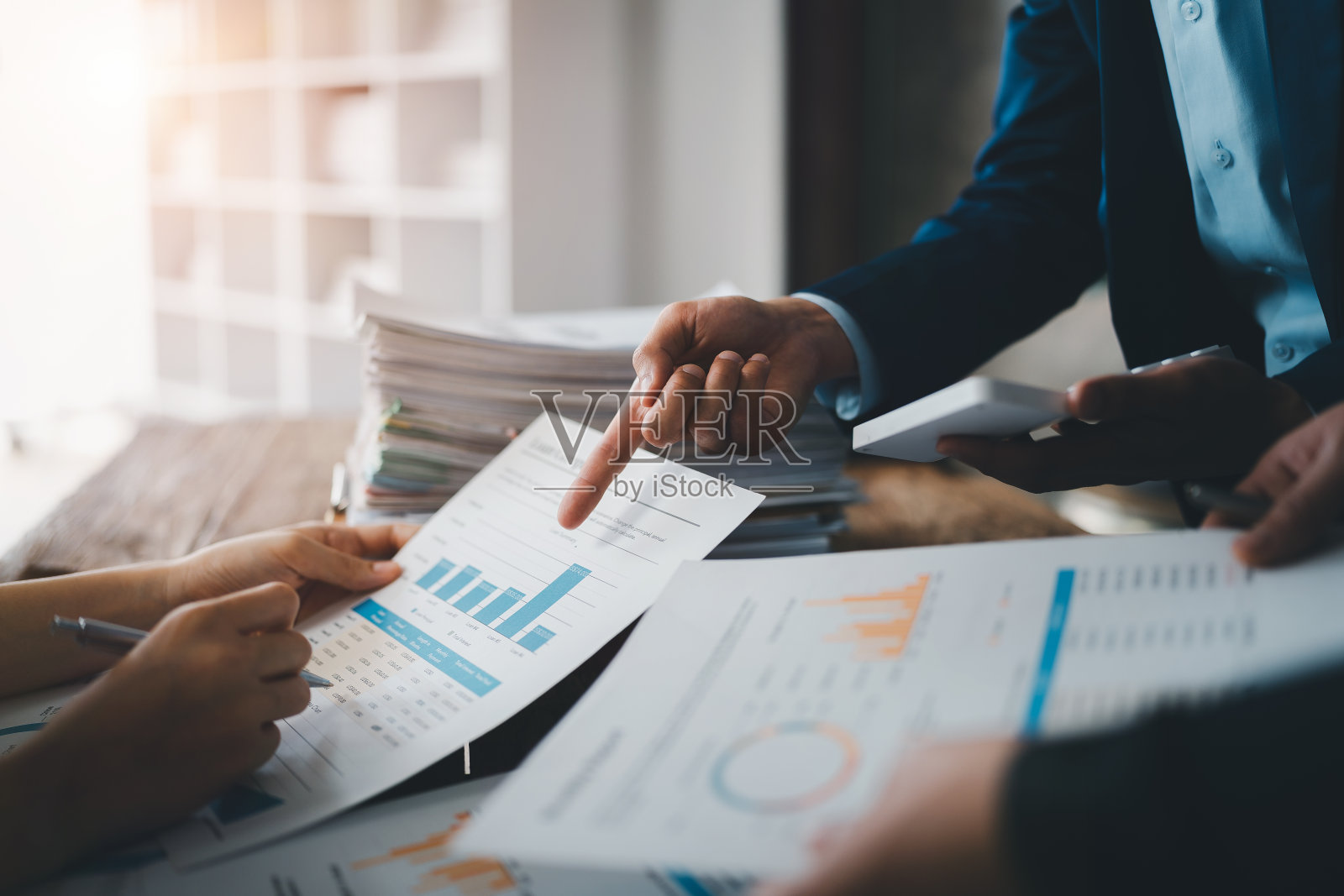 亚洲业务顾问会议，在会议室分析和讨论财务报告的情况。投资顾问，财务，团队合作，头脑风暴，创业和会计照片摄影图片