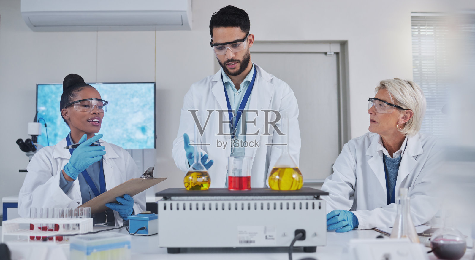 科学，实验室和团队与化学液体在玻璃烧杯用于医学研究，研究和疫苗。生物技术，制药和科学家的样品进行分析，测试和实验照片摄影图片