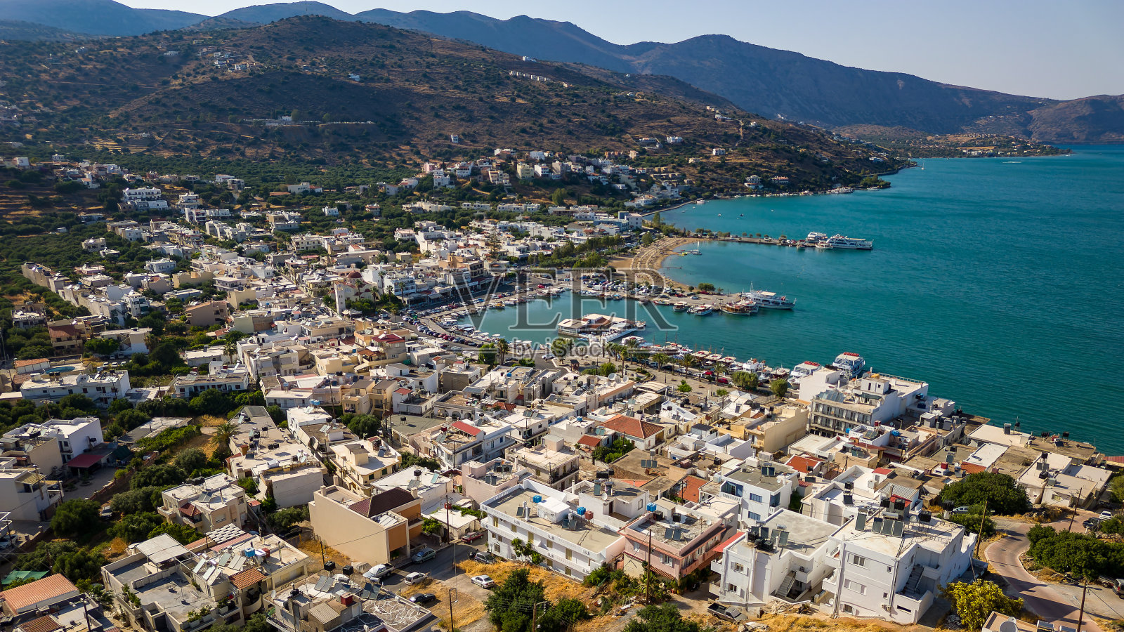 希腊克里特岛度假小镇埃隆达的海港鸟瞰图照片摄影图片