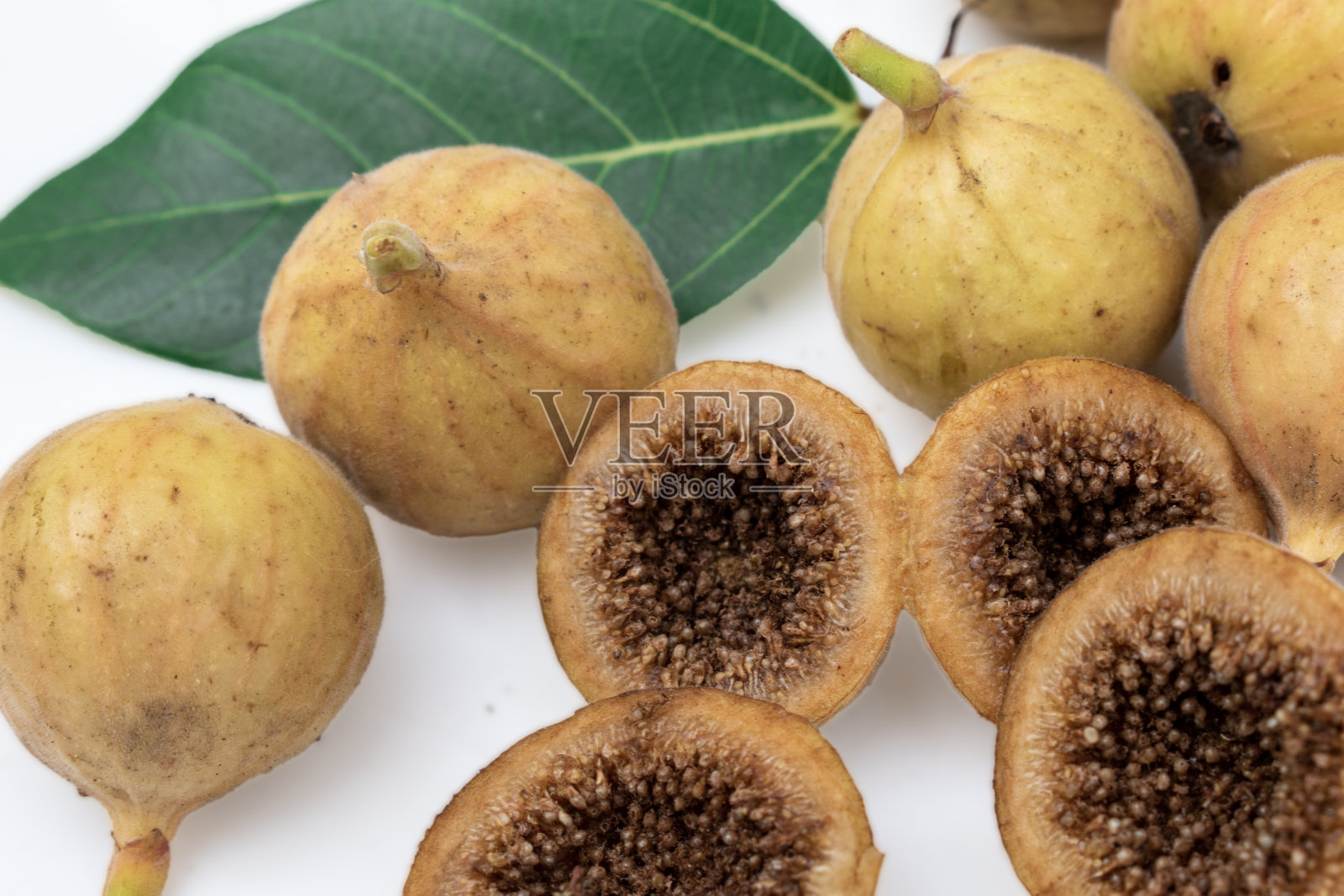 成熟果实榕:总状花序，无花果或簇状无花果。无花果在白色背景上分离照片摄影图片