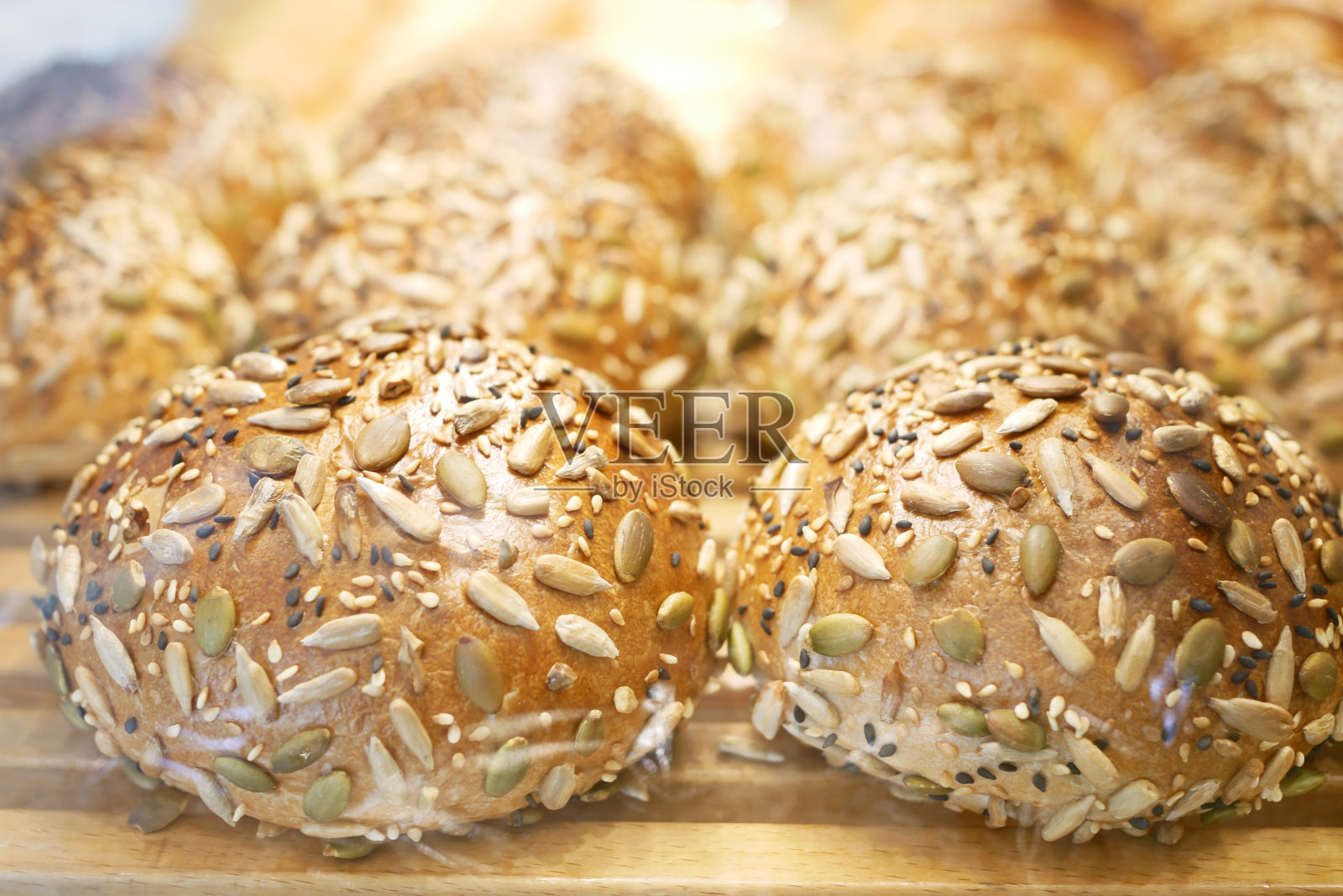 餐桌上葵花籽烤面包的细节镜头照片摄影图片