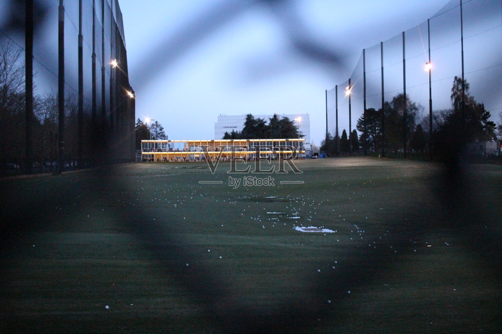 透过栅栏洞的高尔夫练习场的照片照片摄影图片