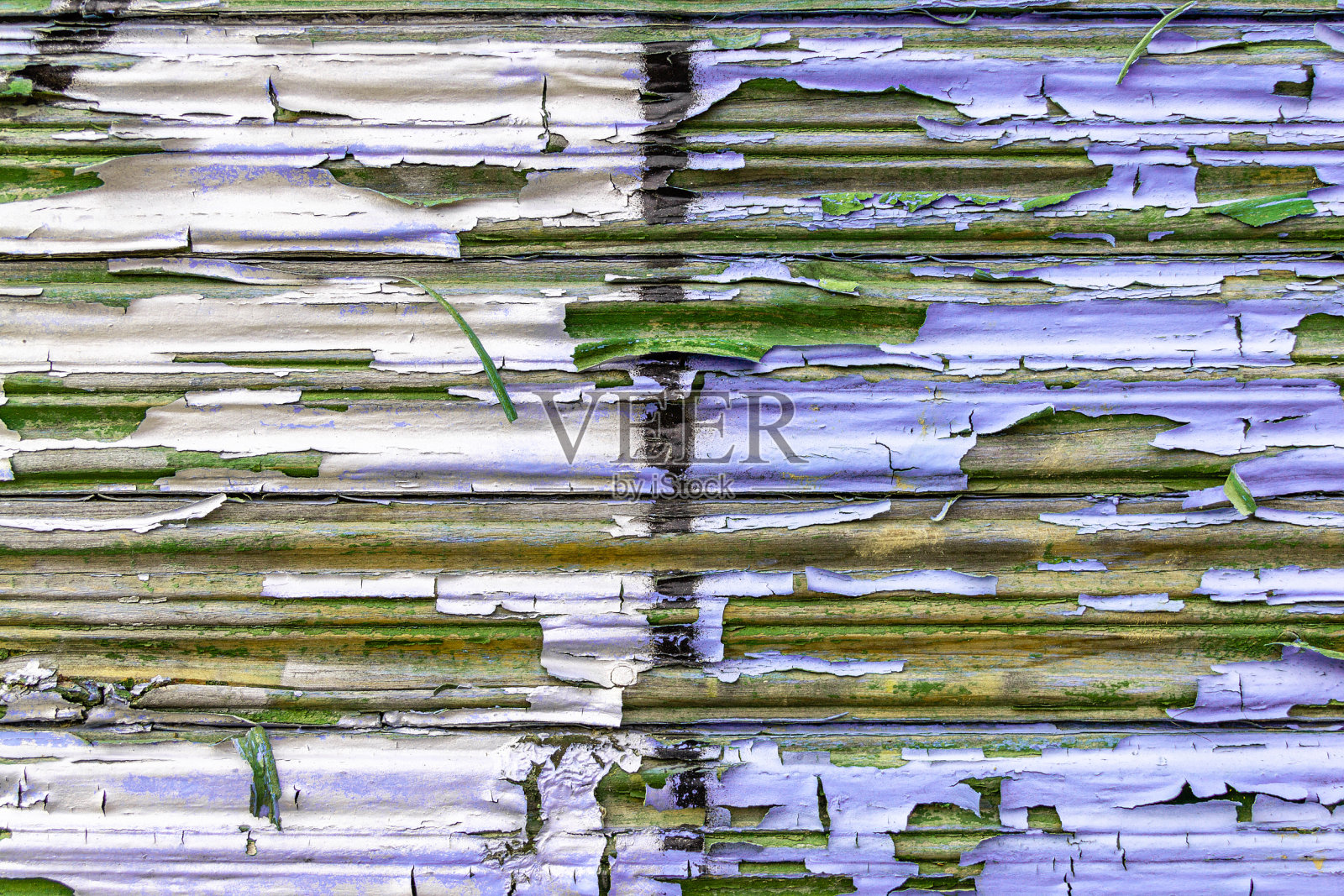 木墙，漆得很旧。油漆表面磨损。创意抽象纹理背景剥离油漆在淡紫色和灰色。照片摄影图片