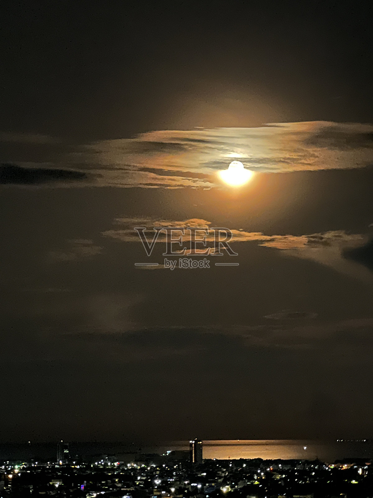 云后月亮的微笑照片摄影图片