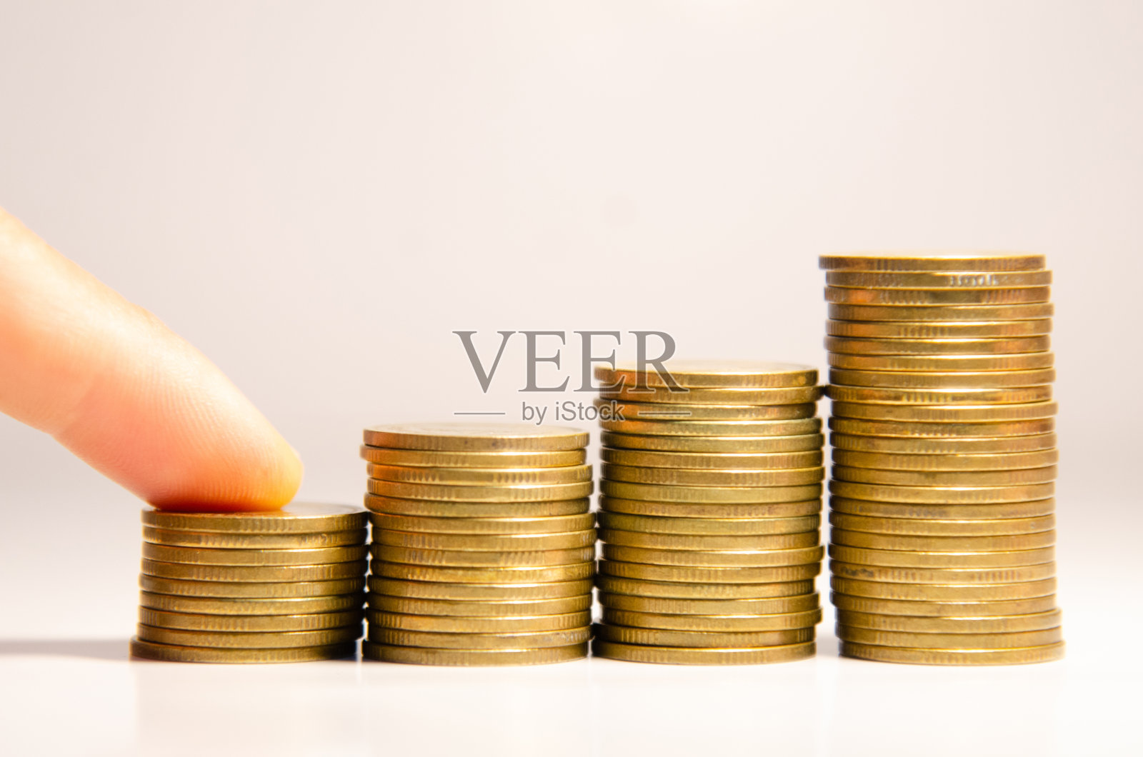 硬币在不断增长的货币概念。照片摄影图片