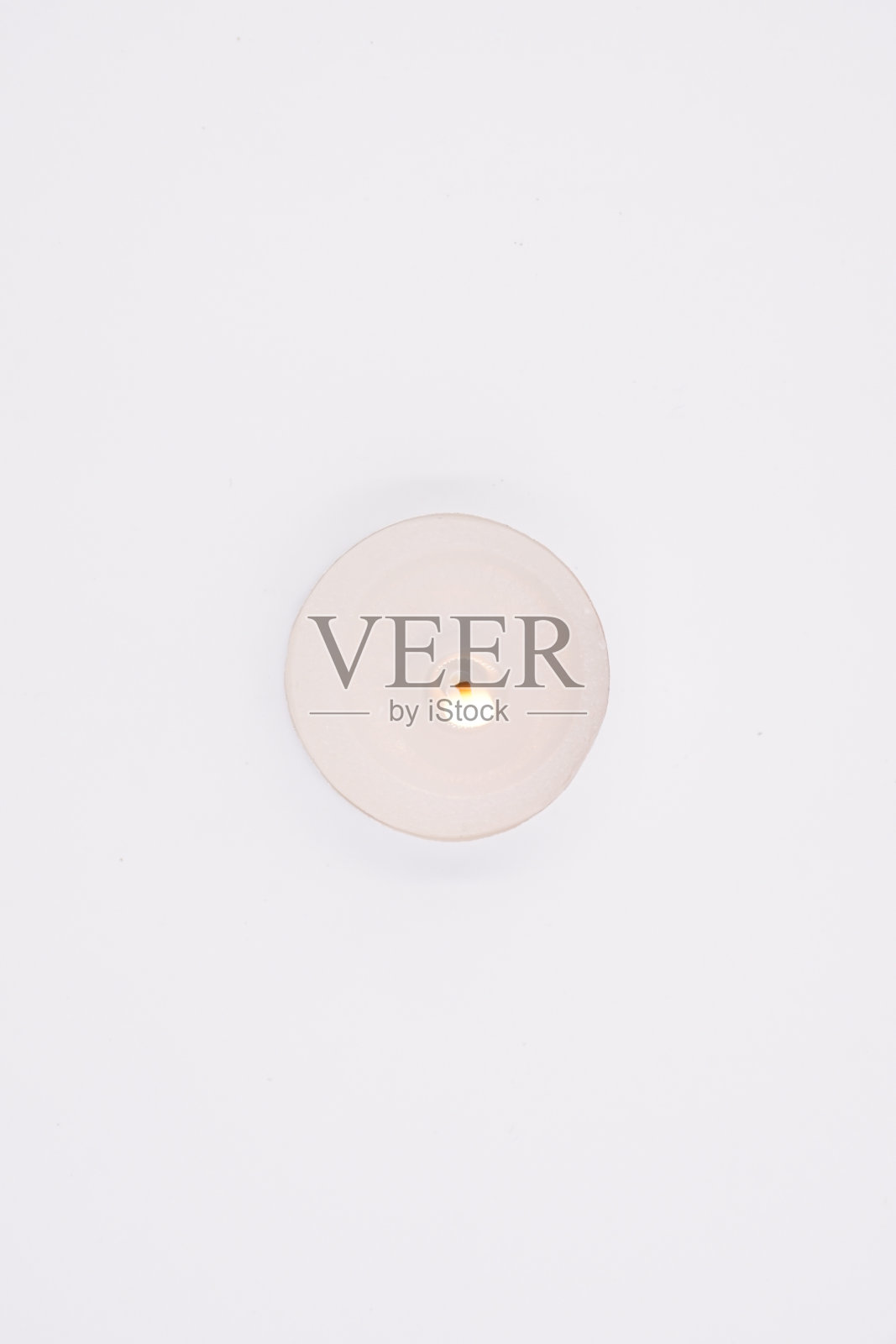 白茶点燃金属外壳的蜡烛照片摄影图片