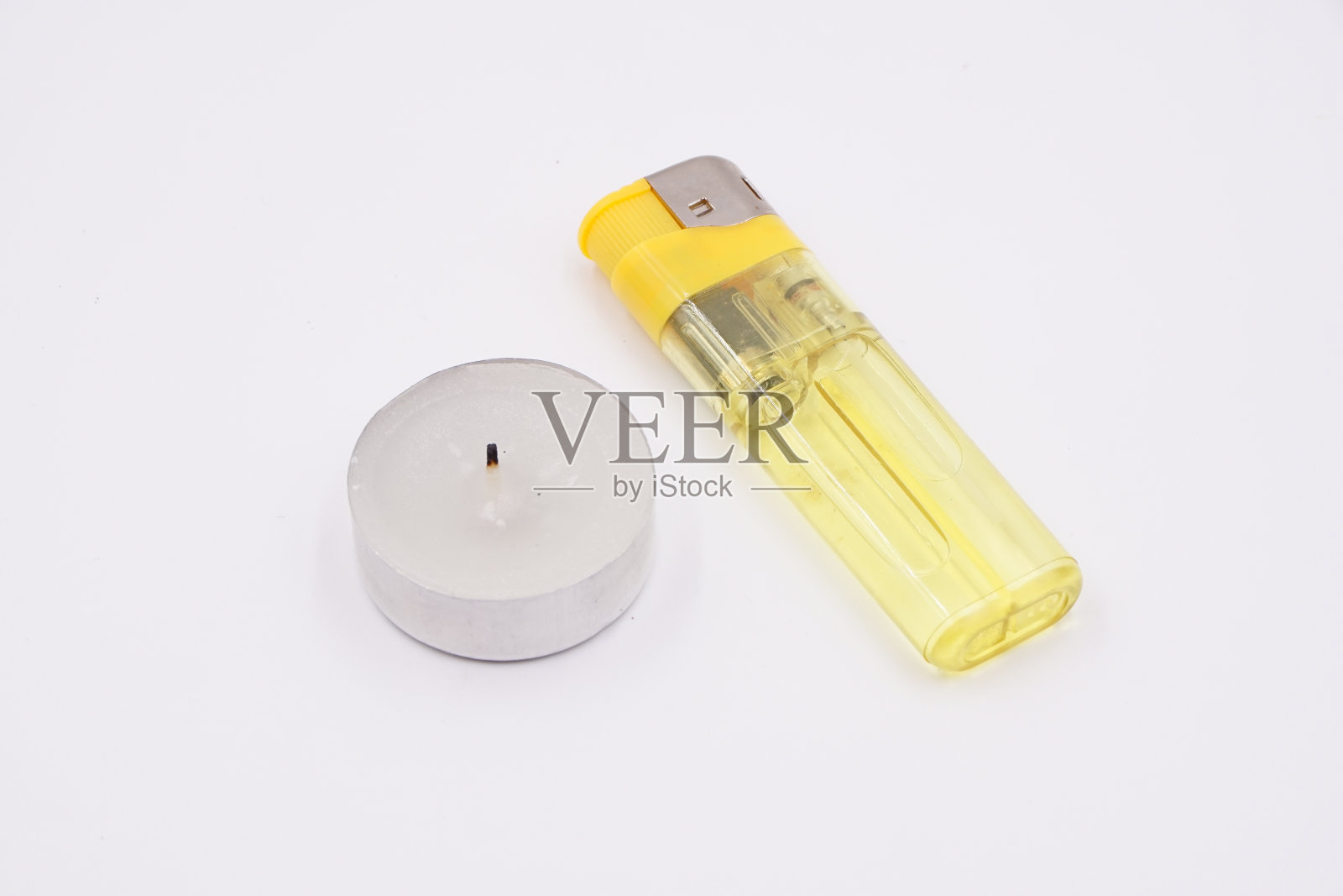 白茶点燃金属外壳的蜡烛照片摄影图片