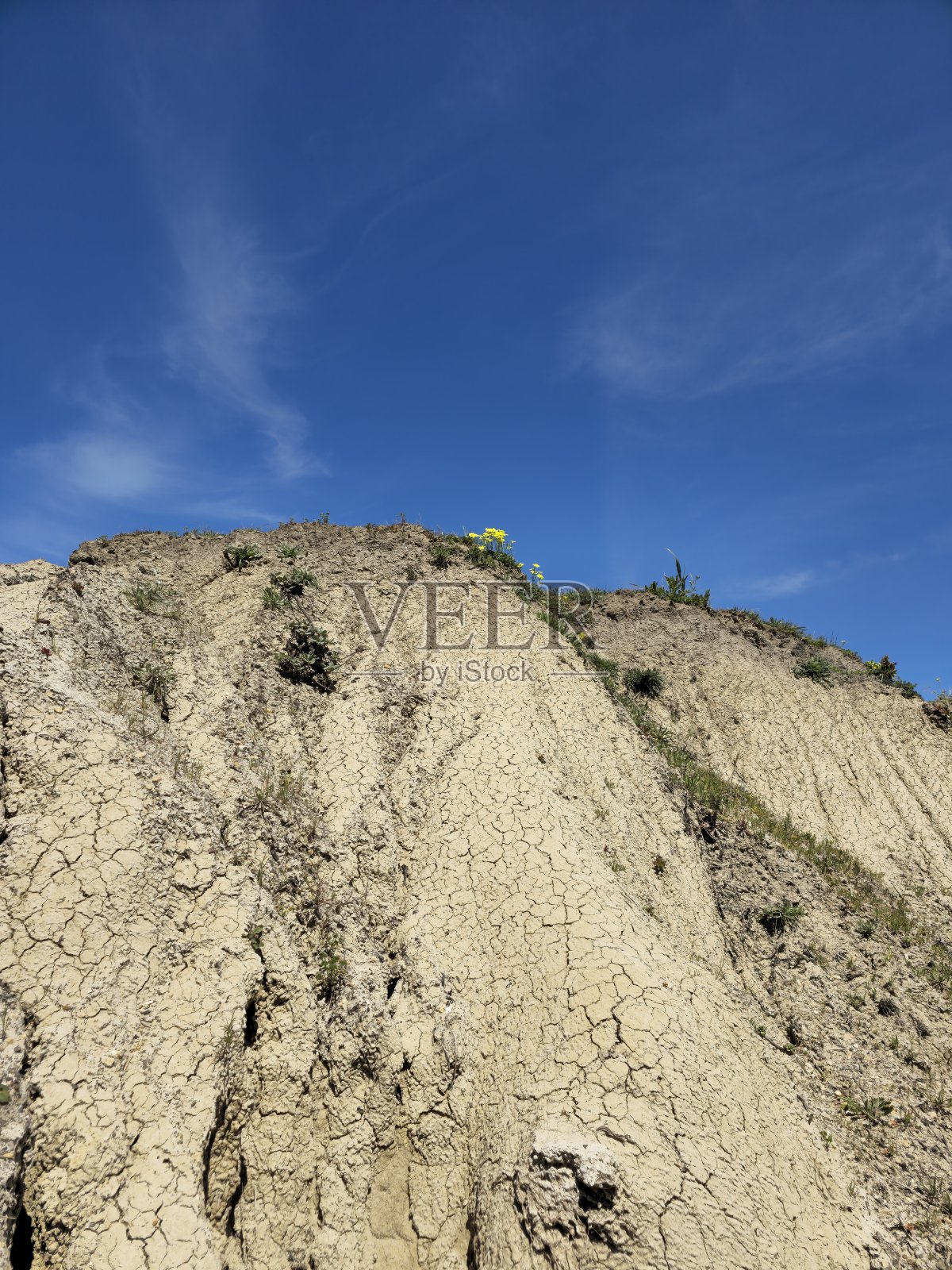 蓝天和干土山照片摄影图片