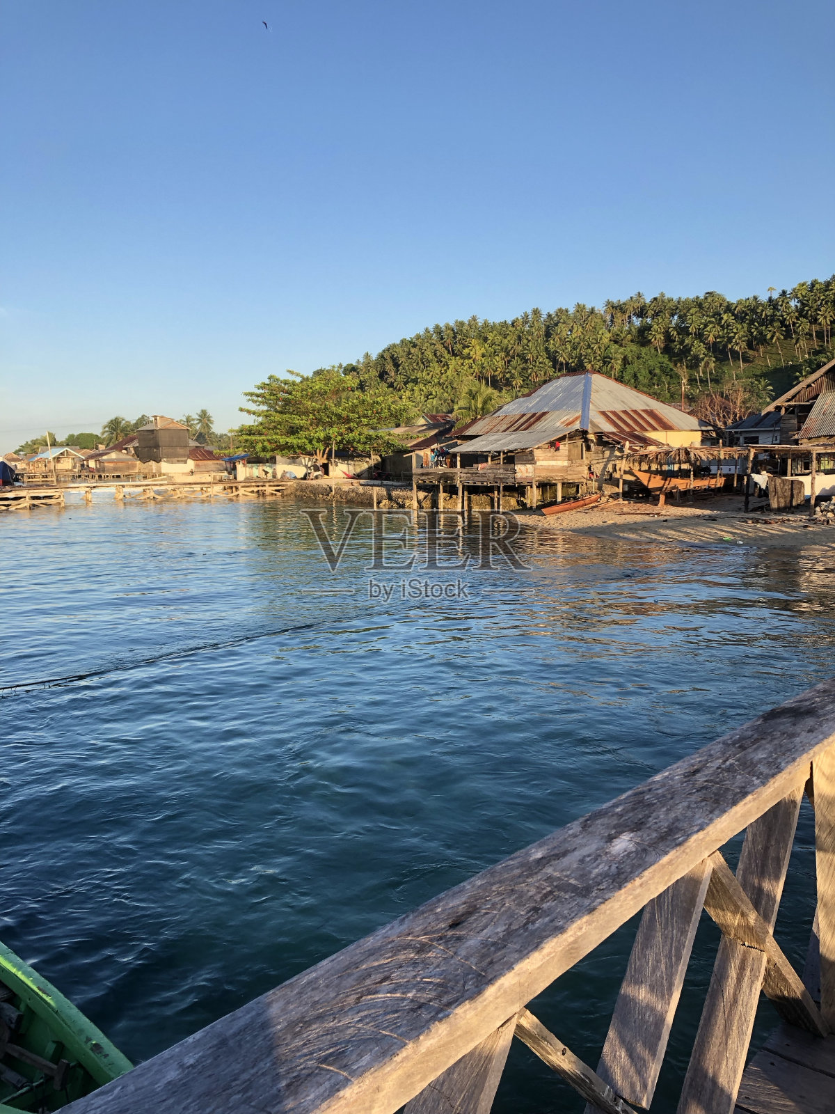 码头外美丽的大海照片摄影图片