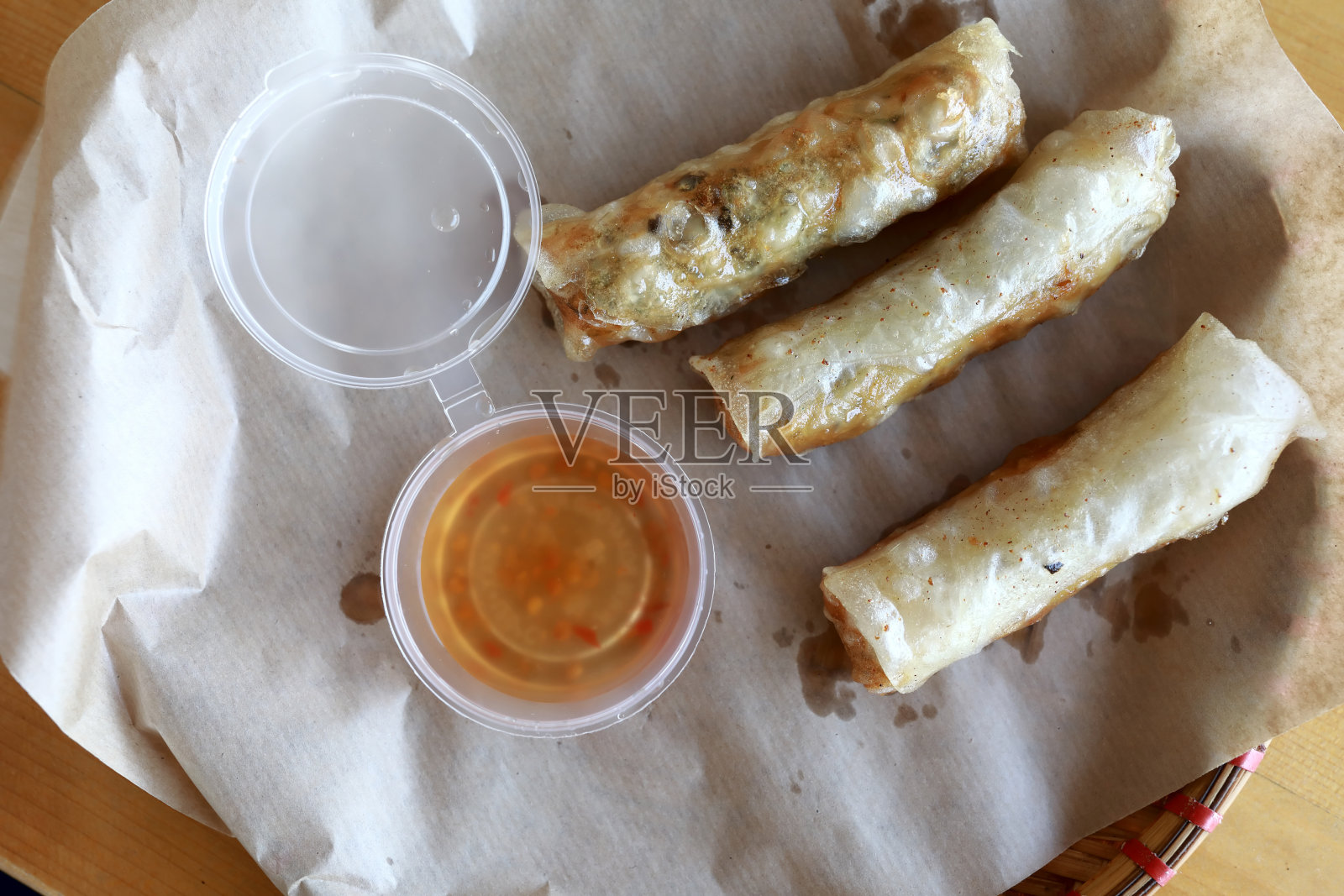 酱汁春卷照片摄影图片