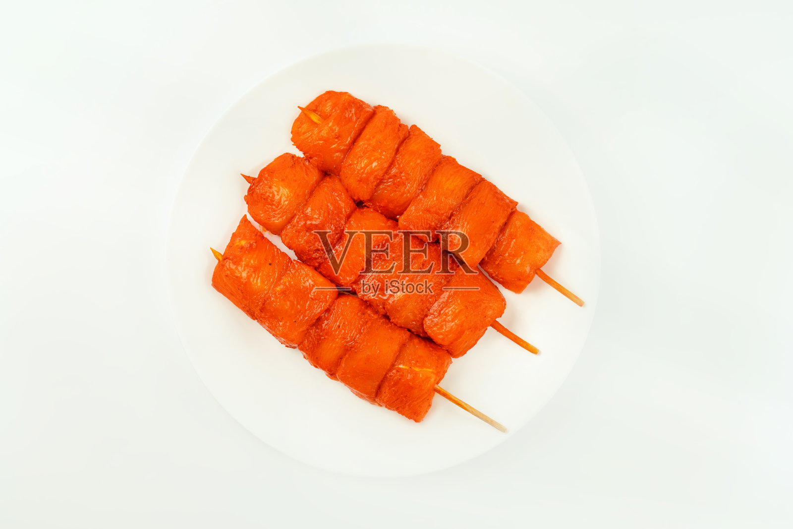 鸡胸片。白底生腌鸡里脊串。腌制新鲜。鸡肉的特写。设计师采购。照片摄影图片