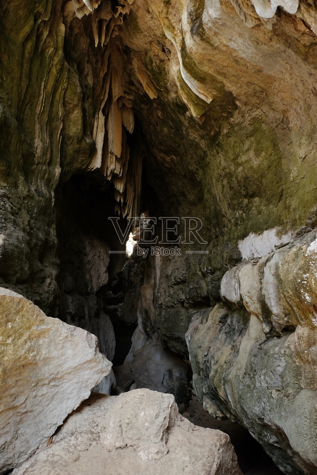 这是印尼东努沙登加拉纳闽巴霍的旅游胜地之一Batu Cermin的气氛。洞穴里有石笋和钟乳石，周围是干旱的环境。照片摄影图片