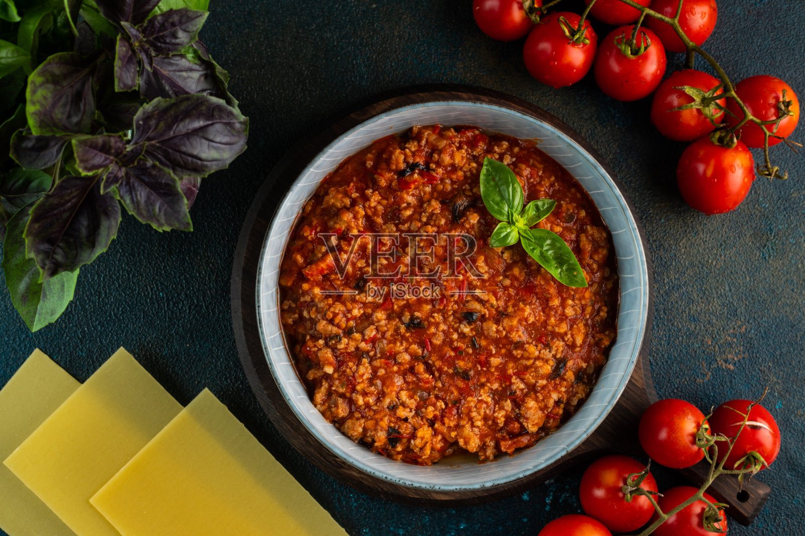 一块美味的热千层面在浅色背景下。传统的意大利千层面。意大利菜。近点看千层面。波伦亚的酱。调味酱汁。食物静物画。自制肉千层面。照片摄影图片