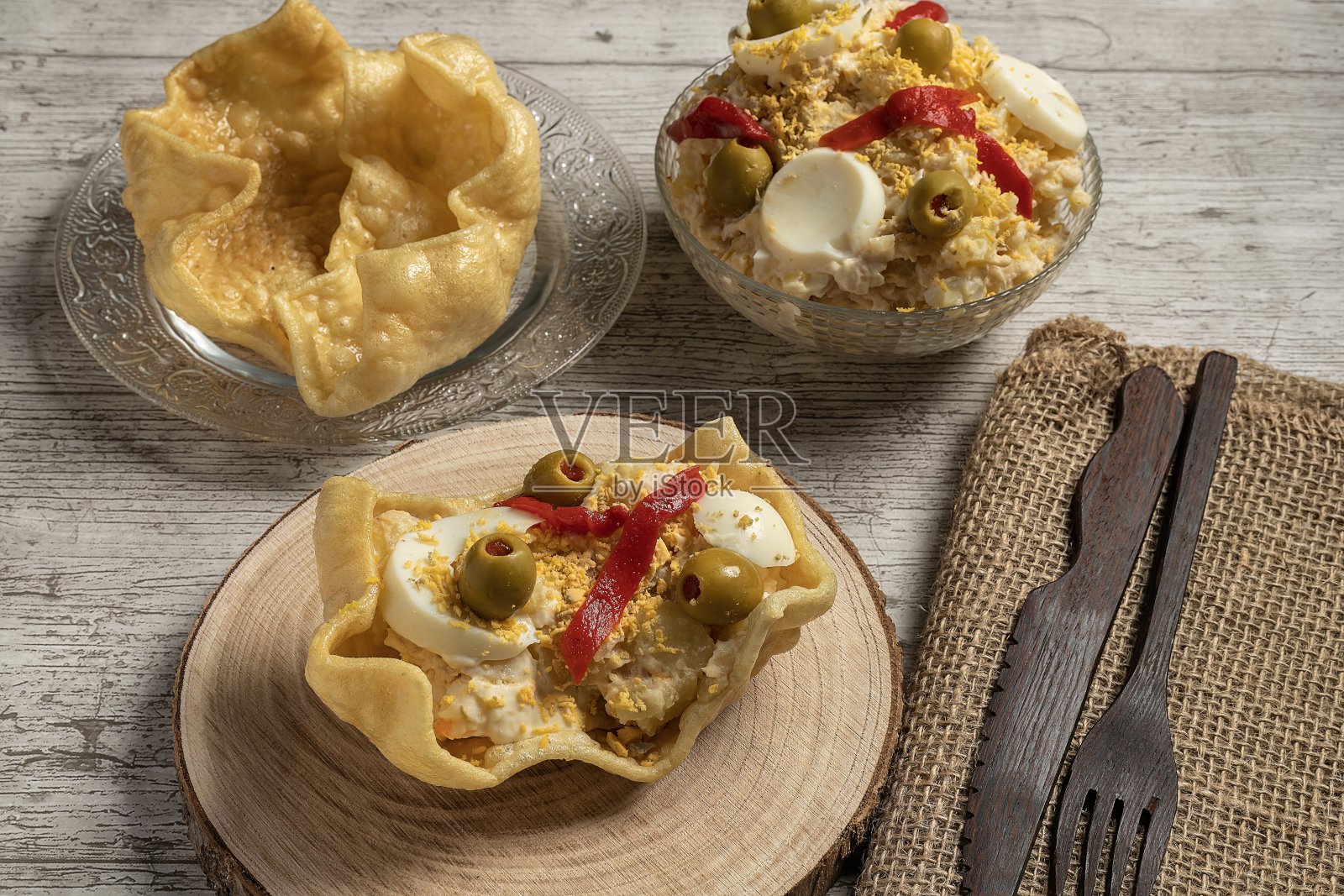 西班牙卡斯蒂亚莱昂萨拉曼卡的典型菜，用脱水猪皮配俄罗斯沙拉。照片摄影图片