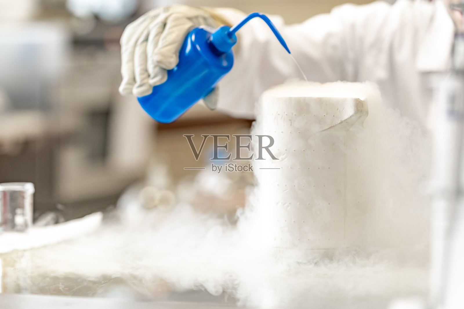 在科学实验室用液氮进行研究。混合液体的化学反应照片摄影图片