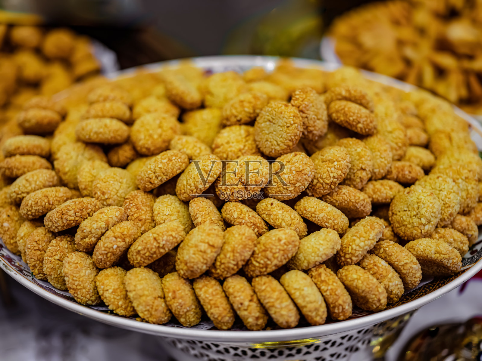 许多榛子饼干放在白色盘子里。照片摄影图片