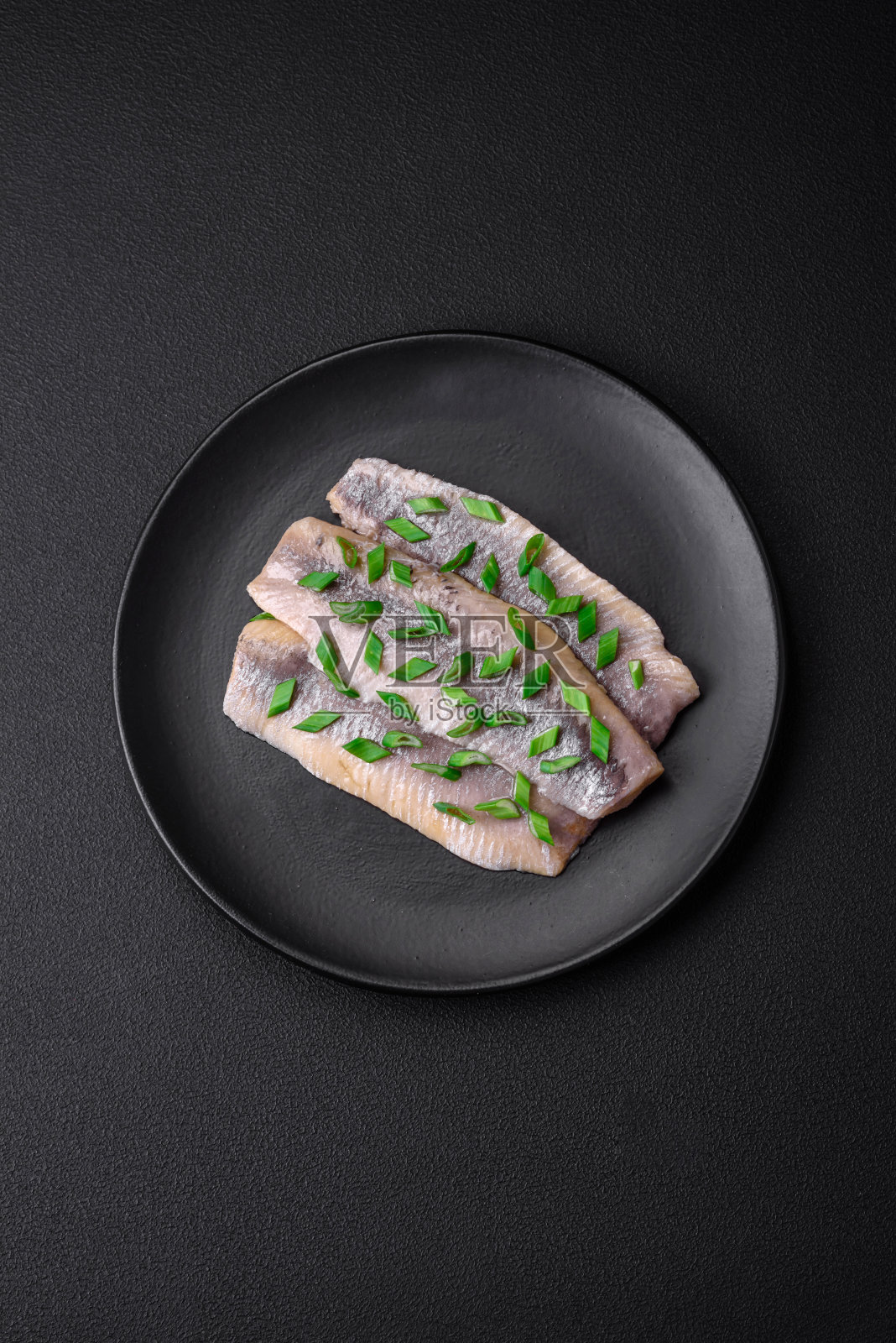 用盐和香料腌制的美味大西洋鲱鱼照片摄影图片