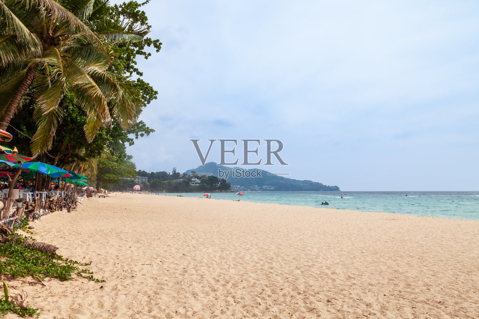 泰国普吉岛澄太莱市美丽的素林海滩，白色的沙滩，绿松石般的海水和棕榈树照片摄影图片