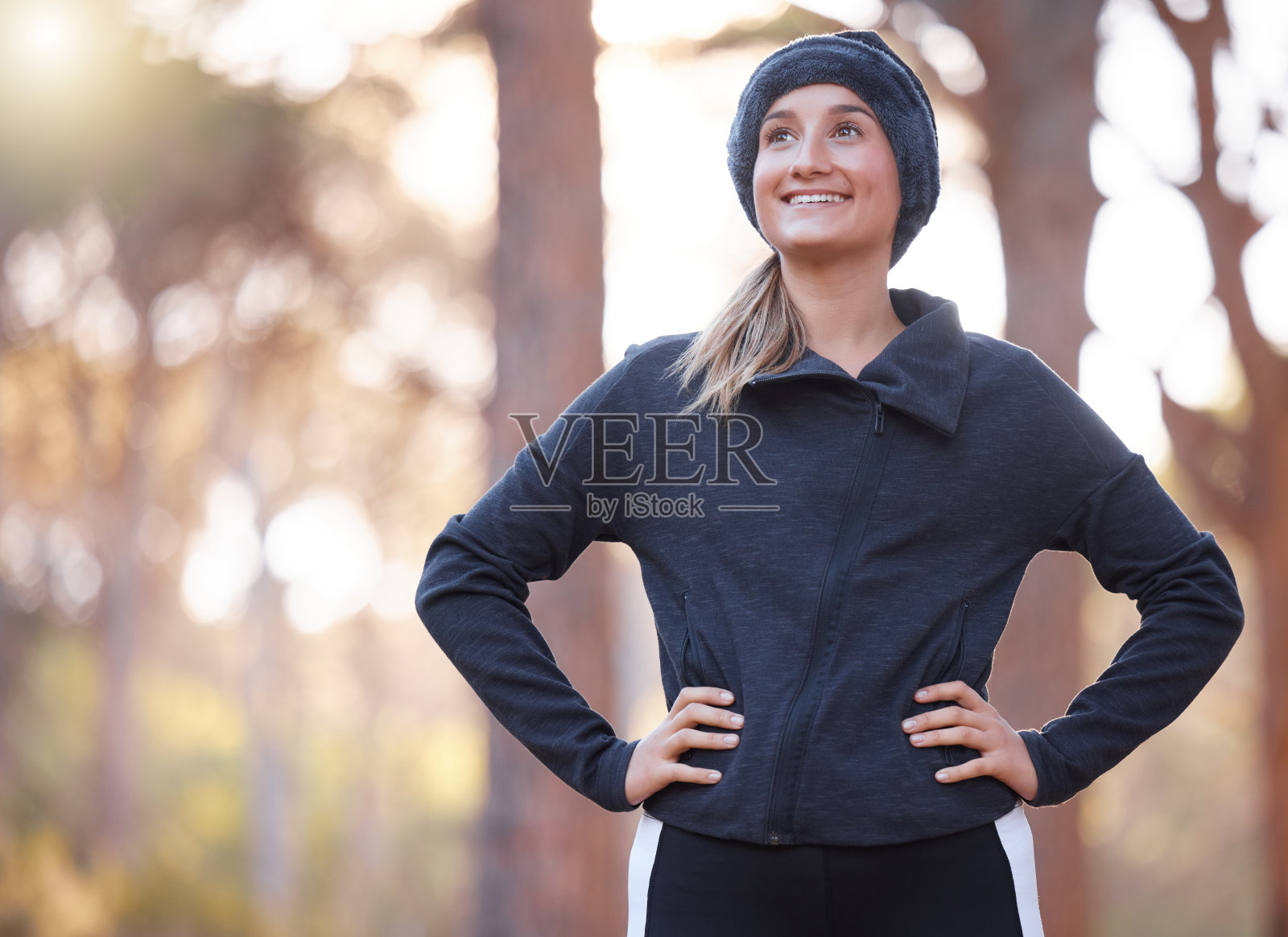 快乐的健身，女人，并考虑在公园，森林和森林徒步运动，训练和锻炼。女性徒步者的微笑充满了幸福、动力和健康目标、自由或想法的心态照片摄影图片