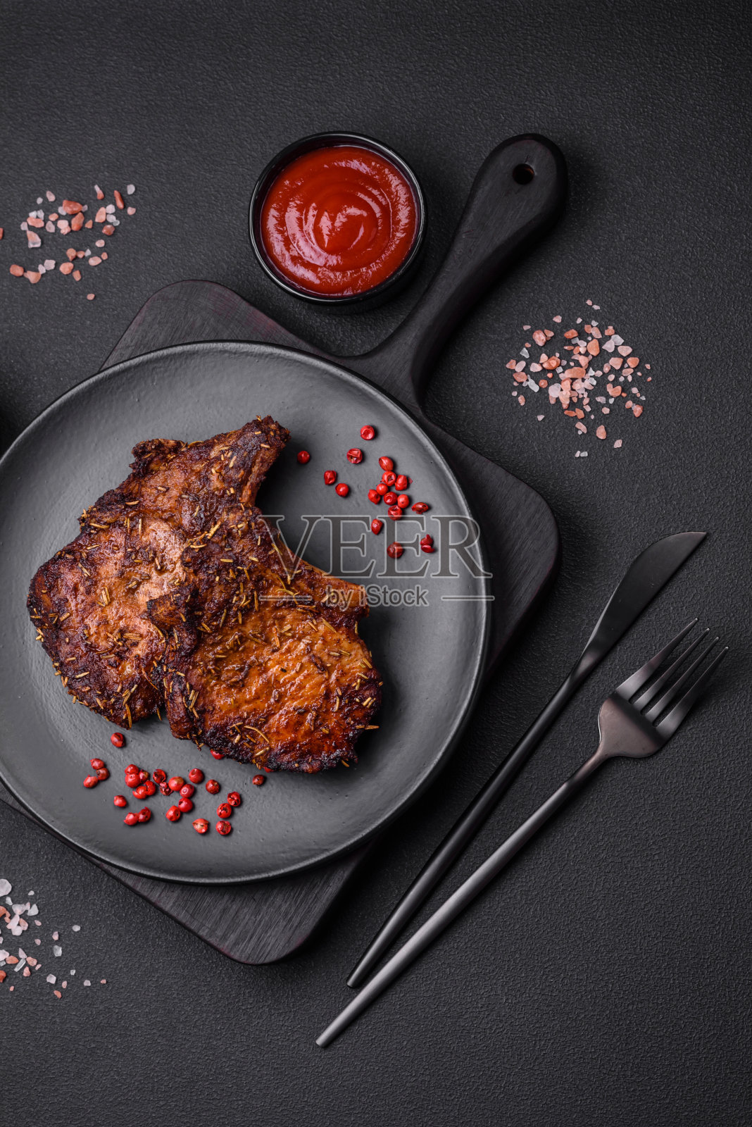 用香料和迷迭香烤成的美味牛肉或猪肉牛排照片摄影图片