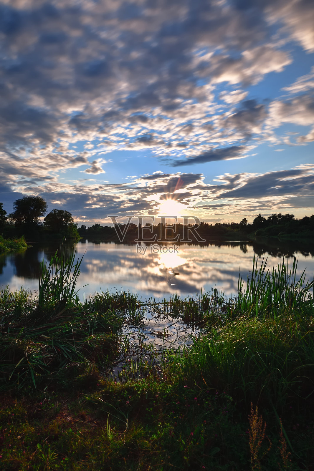 乡村湖边美丽多彩的风景。照片摄影图片