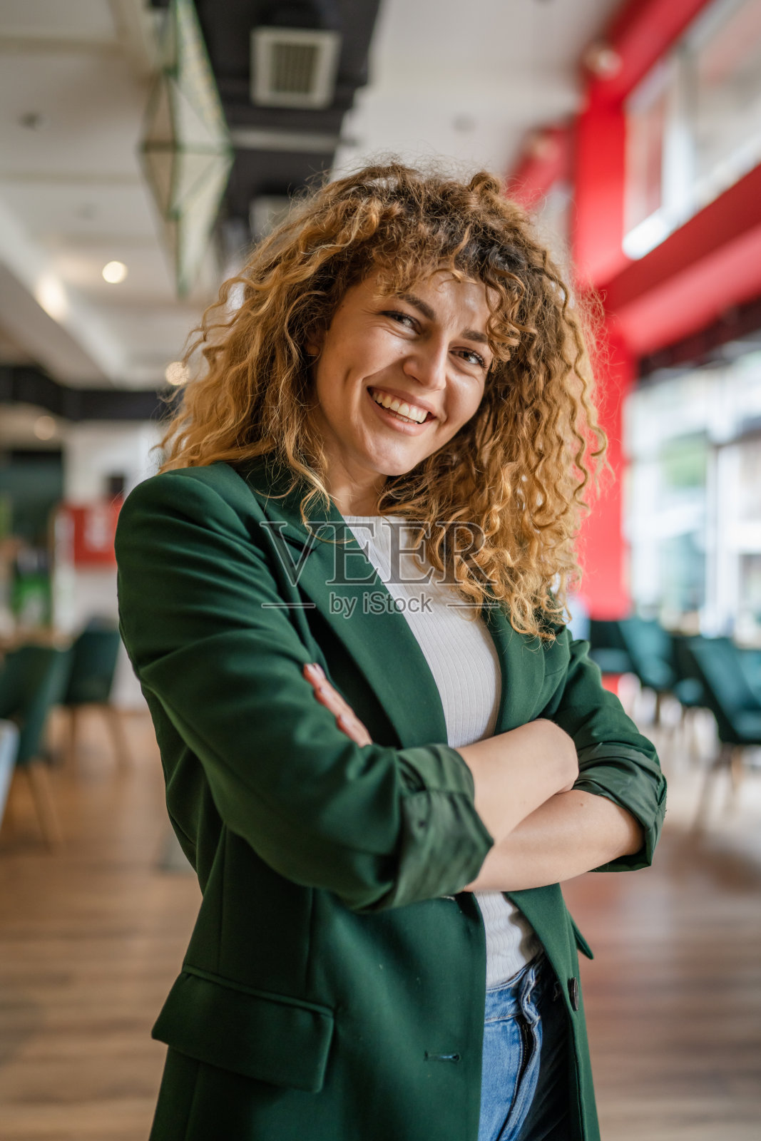一名白人妇女站在咖啡馆室内快乐自信的肖像照片摄影图片
