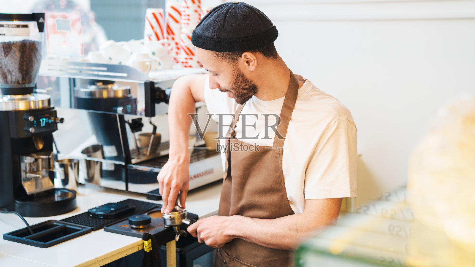 男咖啡师在咖啡店里摆弄咖啡机照片摄影图片