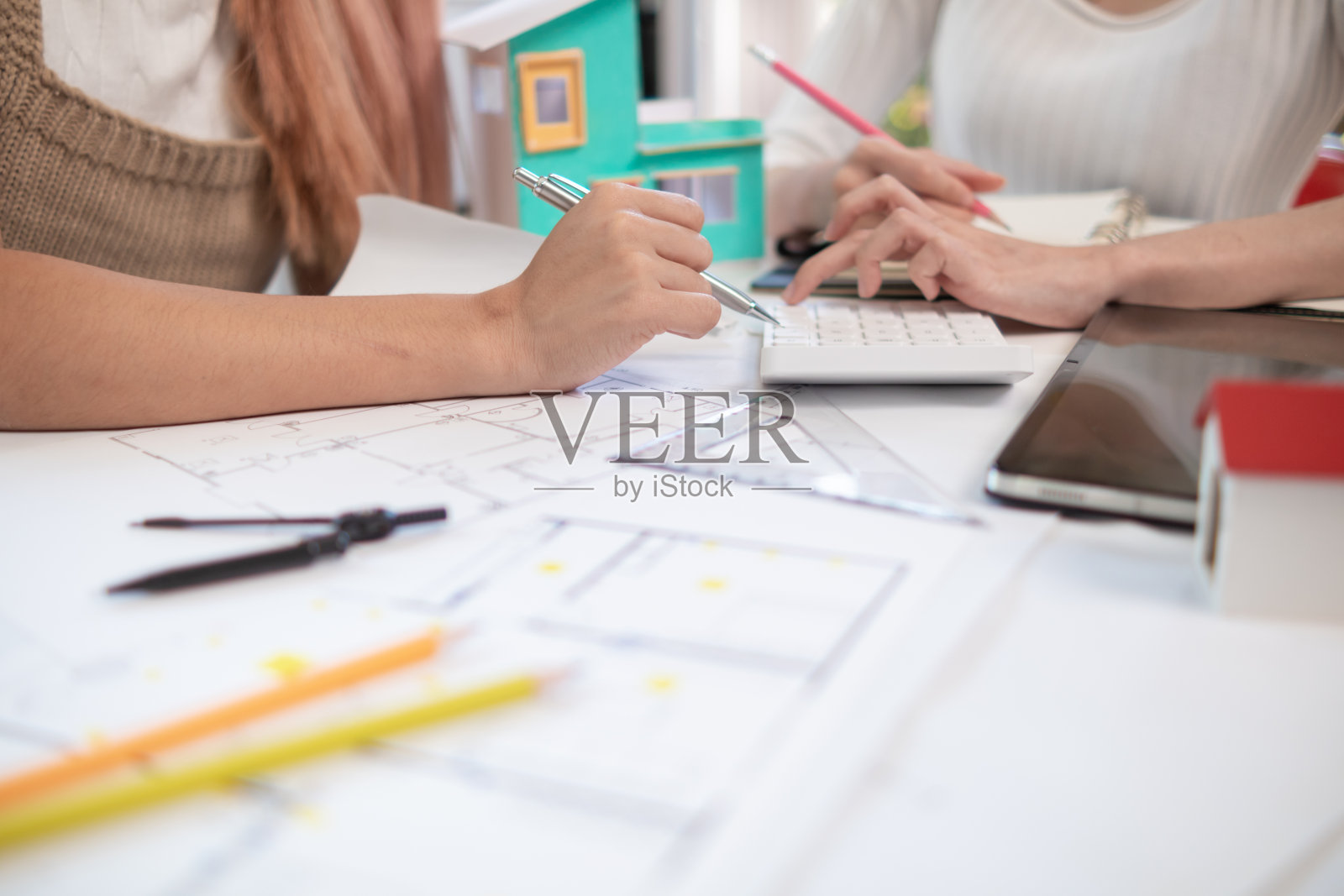 工程师和设计师正在讨论房子的布局和施工计划，并按计划完成。拥有专业的工程师和设计师团队的房屋施工思路。照片摄影图片