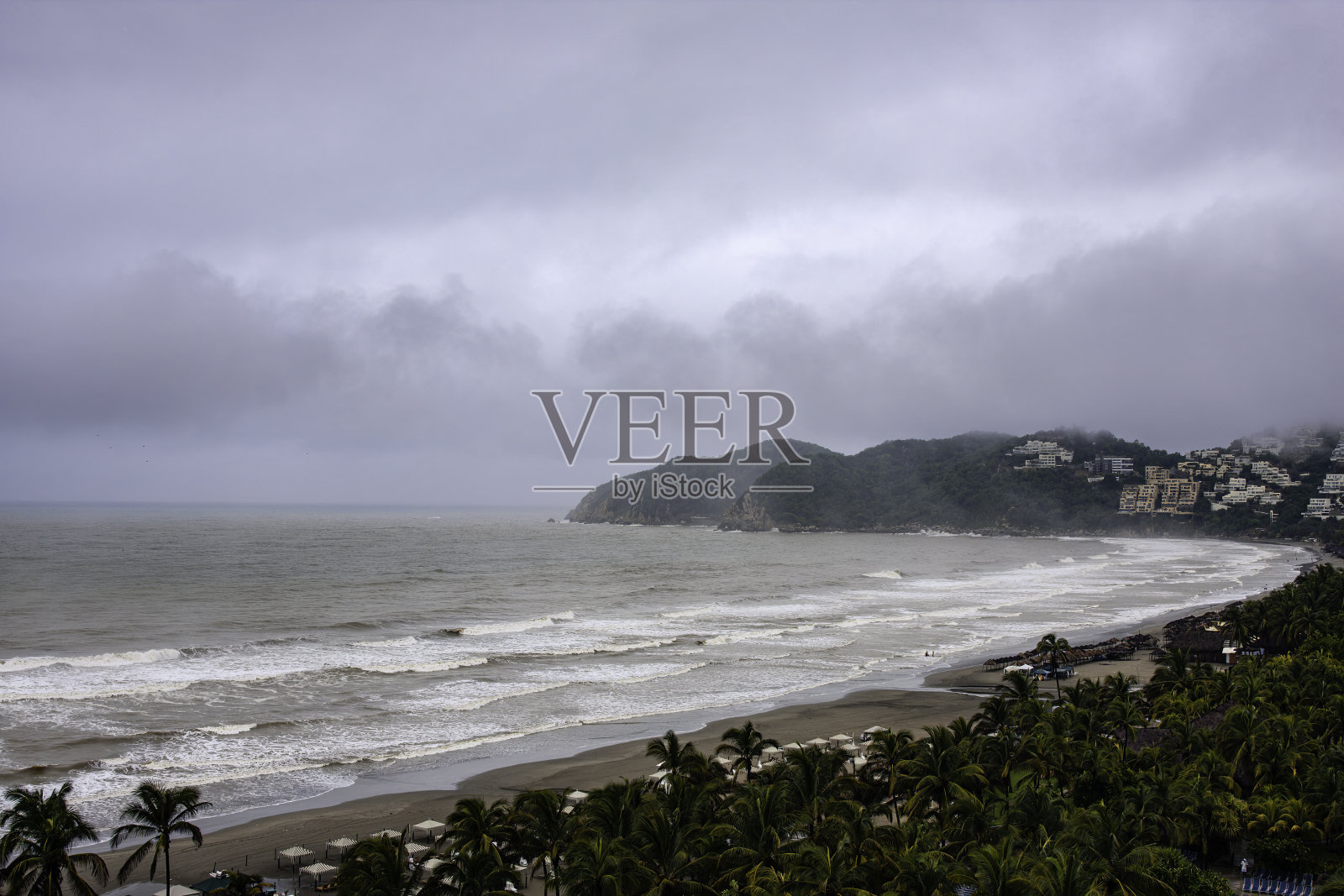 阿卡普尔科，蓬塔迪亚曼特在一个雨天照片摄影图片