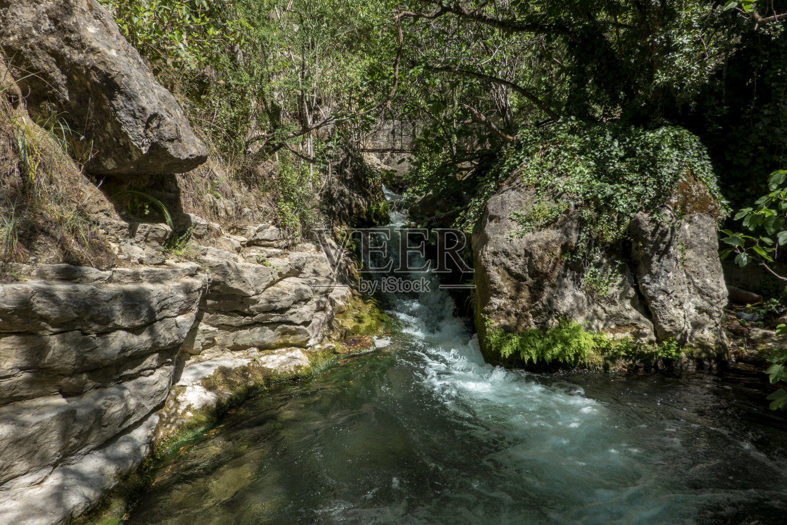 马加塞特河岸，在加的斯山脉，在Benaocaz村庄和El Bosque村庄之间的路线上。安达卢西亚,西班牙照片摄影图片