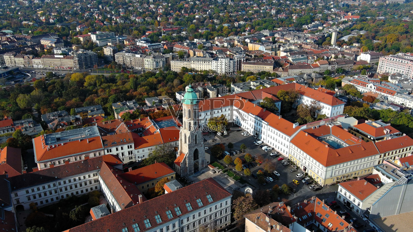 Aerial view of Budapest city skyline. Church of Mary Magdalene of Buda, one of the oldest churches of the Várkerület District, Buda Castle District. Hungary照片摄影图片