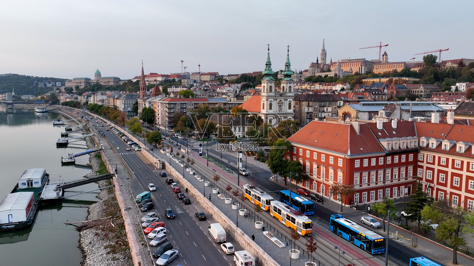 Aerial view of Budapest city skyline, Batthyány Square or Batthyány tér, a town square in Budapest. It is located on the Buda side of the Danube照片摄影图片