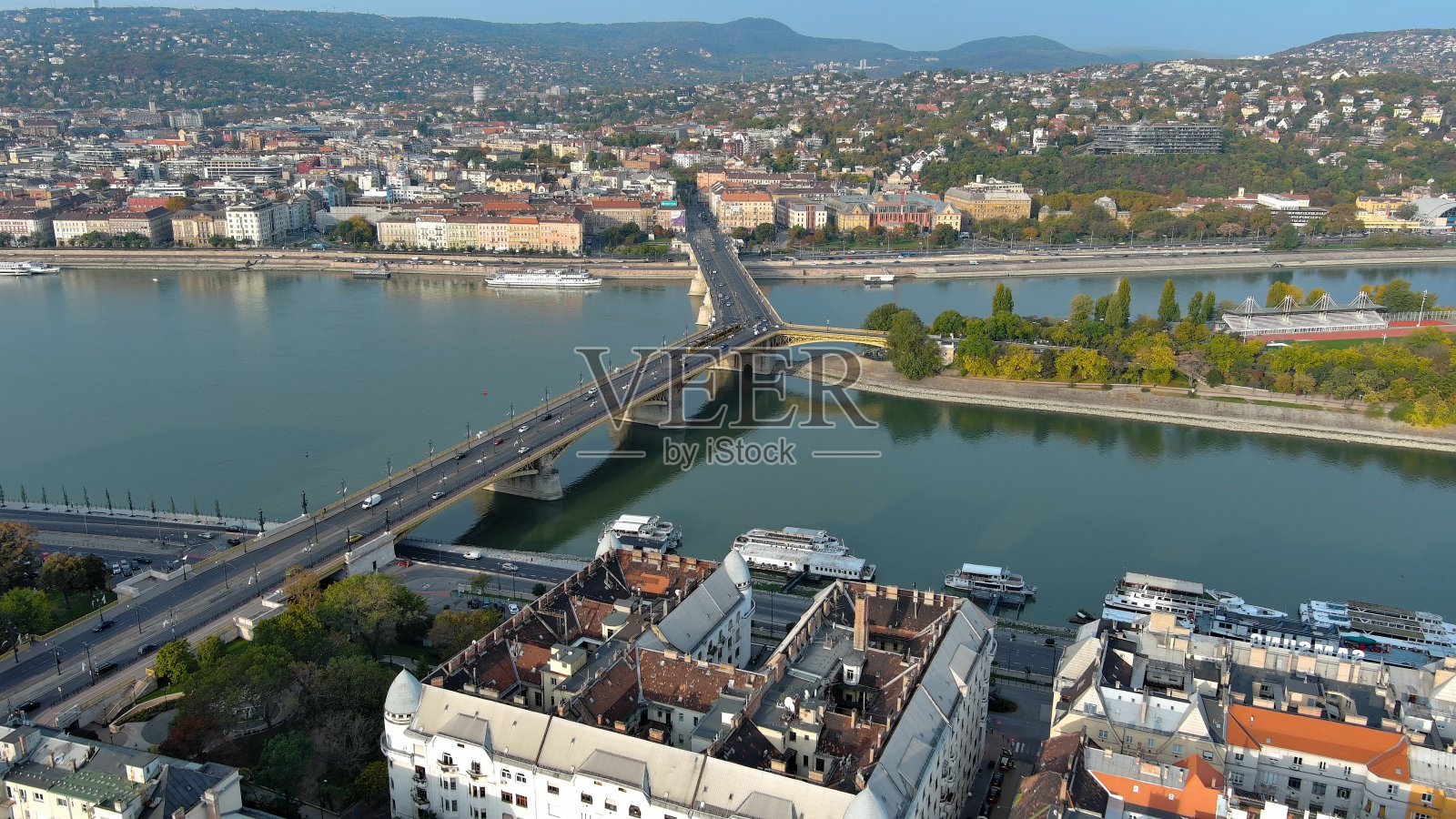 Aerial view of Budapest Margaret Bridge or Margit híd over River Danube, embankment. Public transport in the city. Yellow tram passing through the bridge. Hungary照片摄影图片