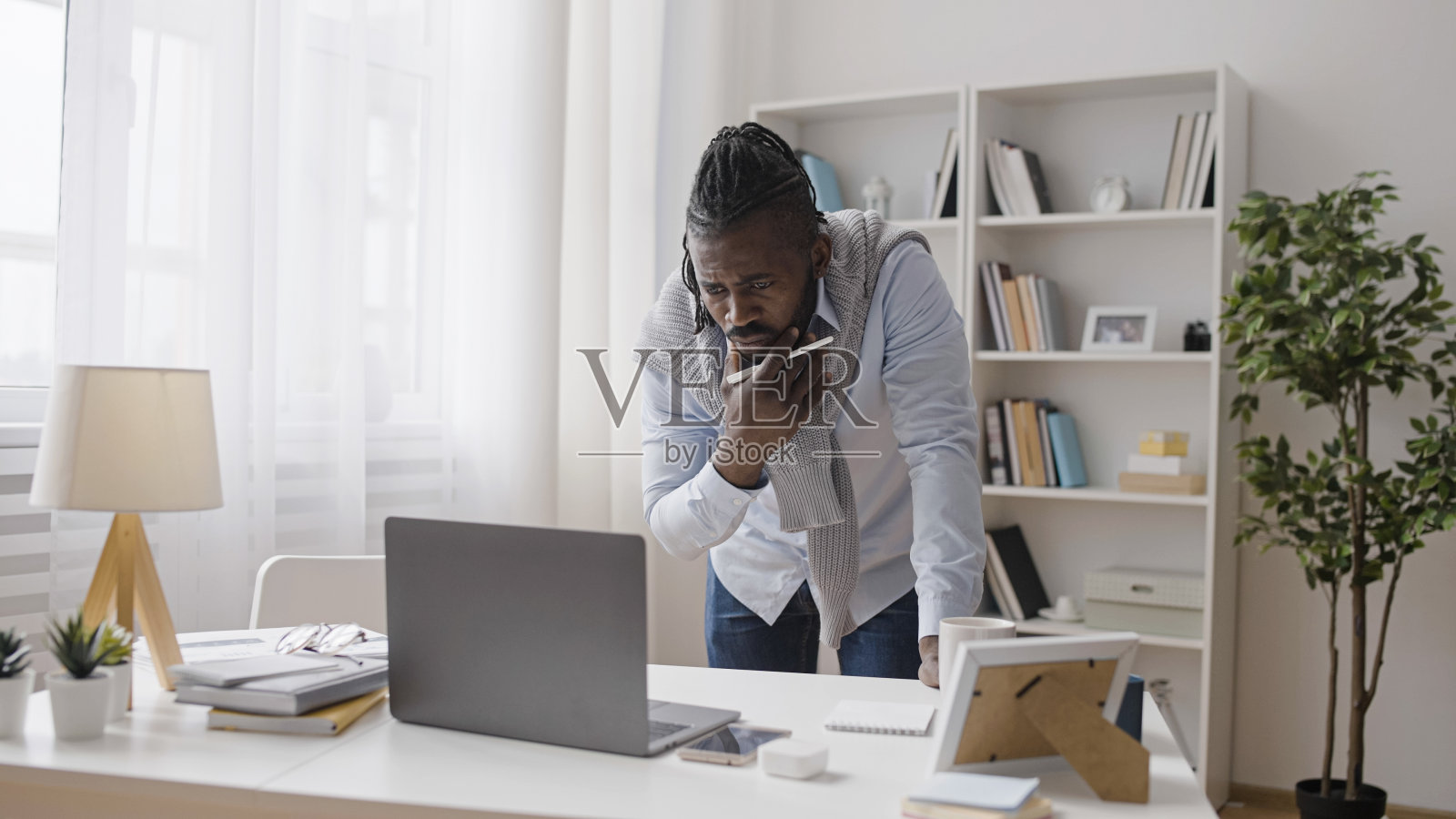 一位有思想的非洲裔美国人正在寻找解决项目问题的正确方法照片摄影图片