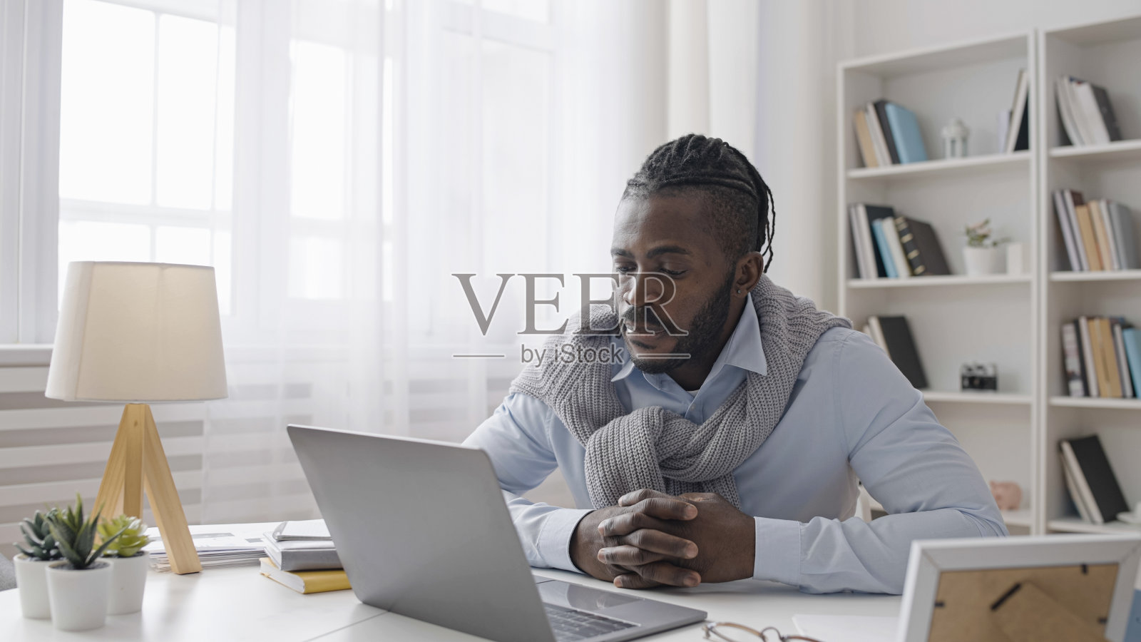 男上班族用笔记本电脑开视频会议，听业务伙伴谈话照片摄影图片