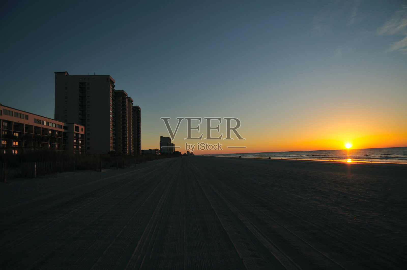 波利岛公寓在日出照片摄影图片