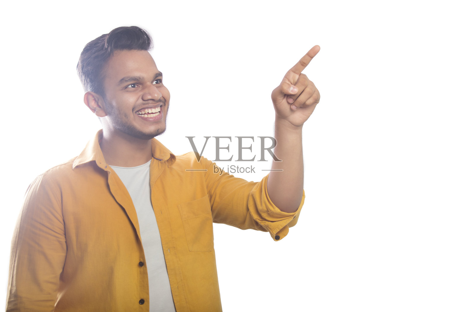 微笑的男人指着某人照片摄影图片