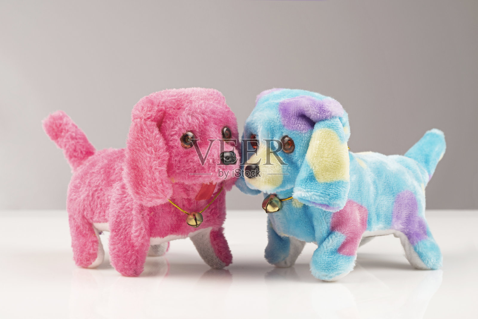 两只玩具小狗照片摄影图片