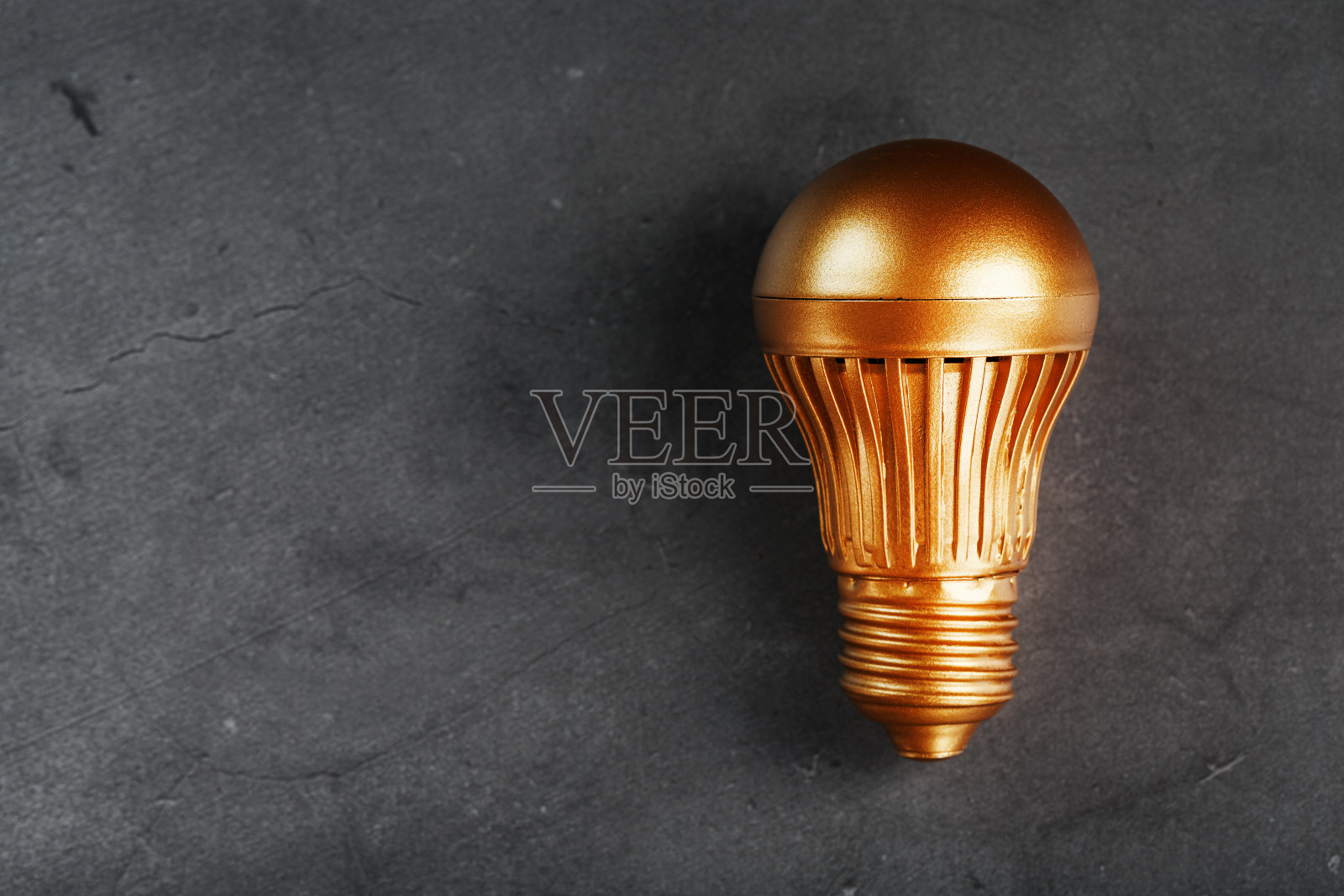 灯泡从金上黑石的概念中产生了一个赚钱的主意。照片摄影图片